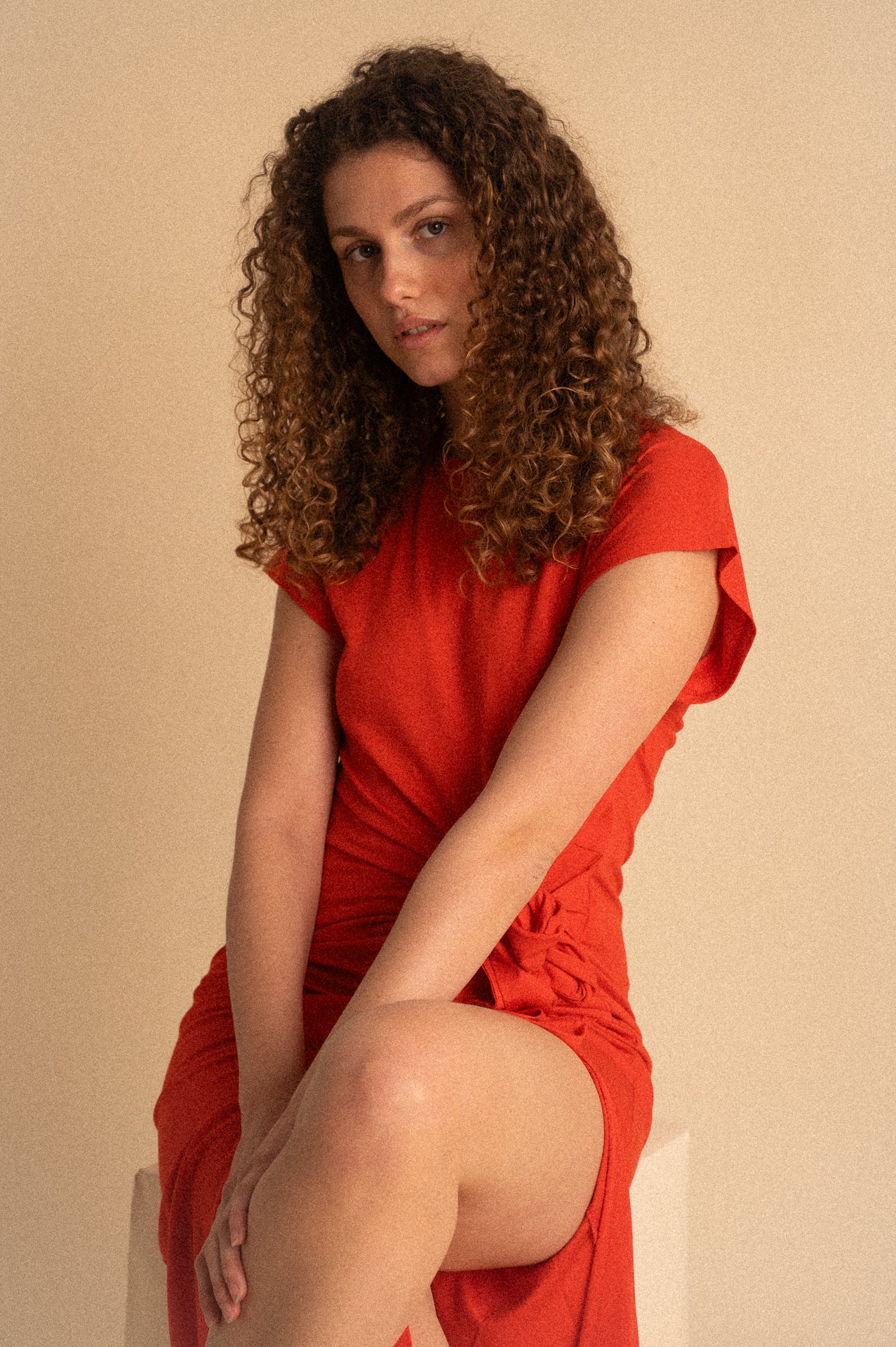Abito Midi Rosso Drappeggiato con Nodo Laterale e Spacco