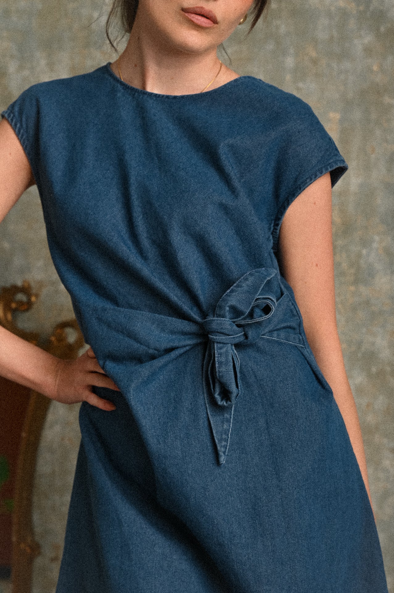 Abito corto in denim con fiocco laterale Kenzia