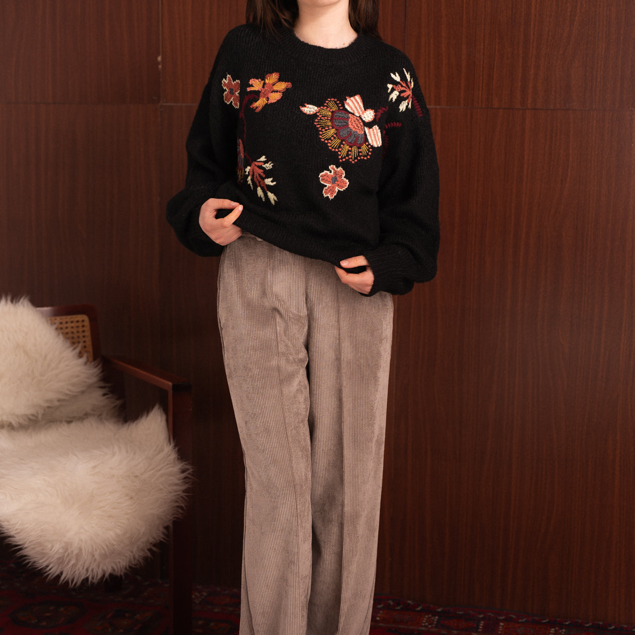 Maglione nero donna con ricami floreali