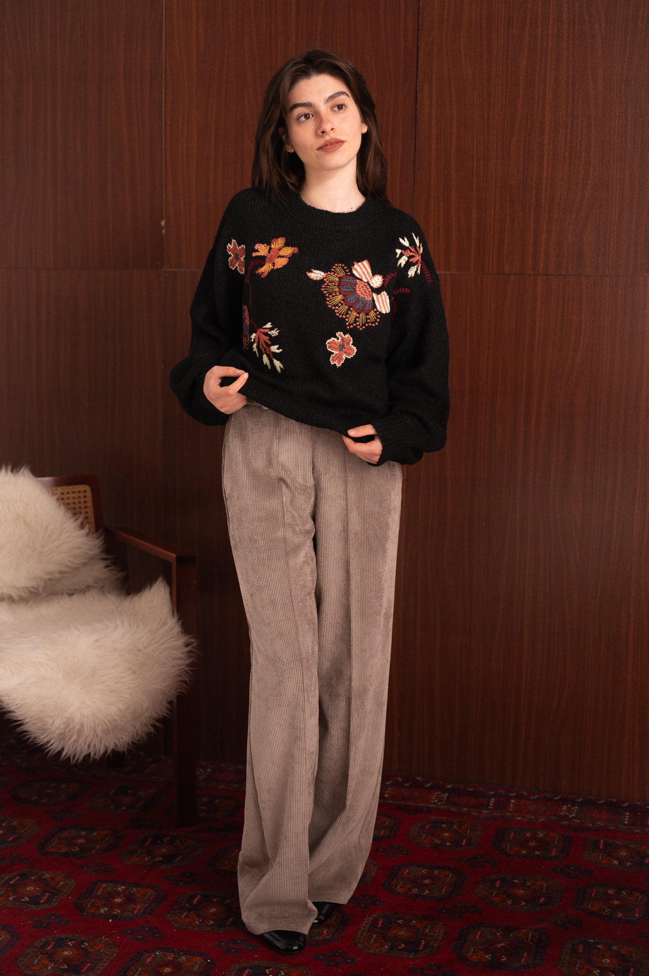 Maglione nero donna con ricami floreali