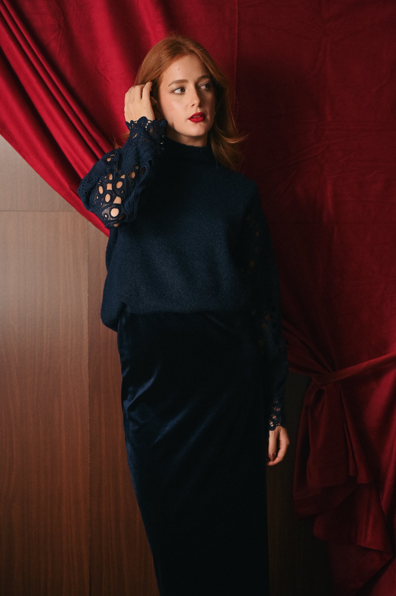 Maglione Blu Notte Elegante con Maniche in Macramè | Misto lana