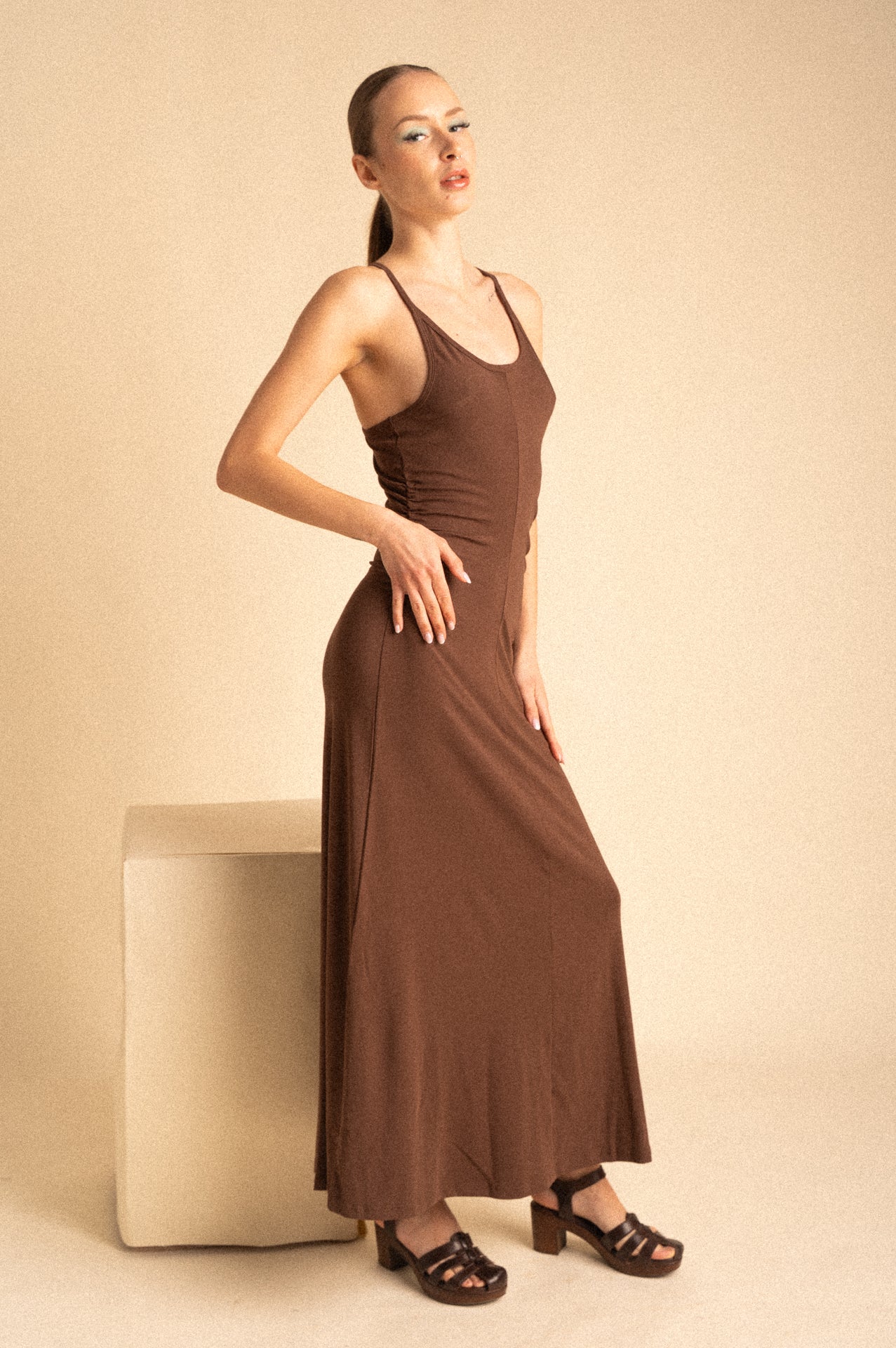 Abito Lungo Bodycon Hudson – Marrone con Drappeggio Laterale