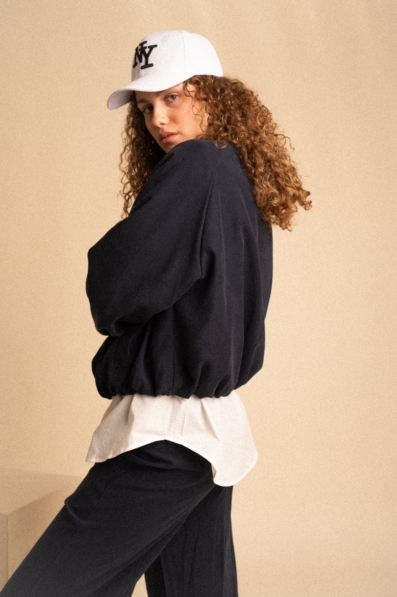 Giacca bomber donna blu notte con zip e fondo arricciato – vestibilità morbida