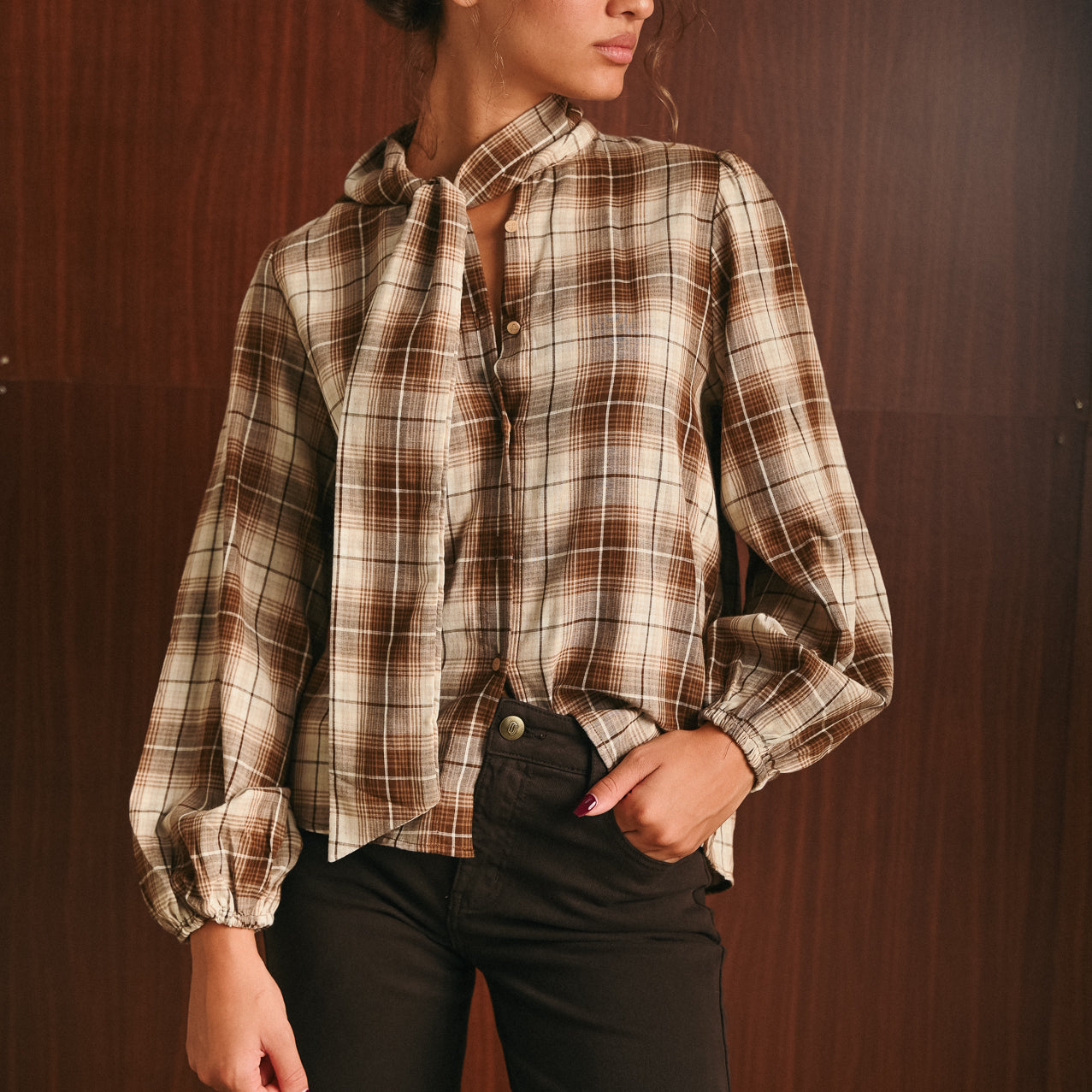 Camicia donna a quadri con colletto lavallière e bottoni