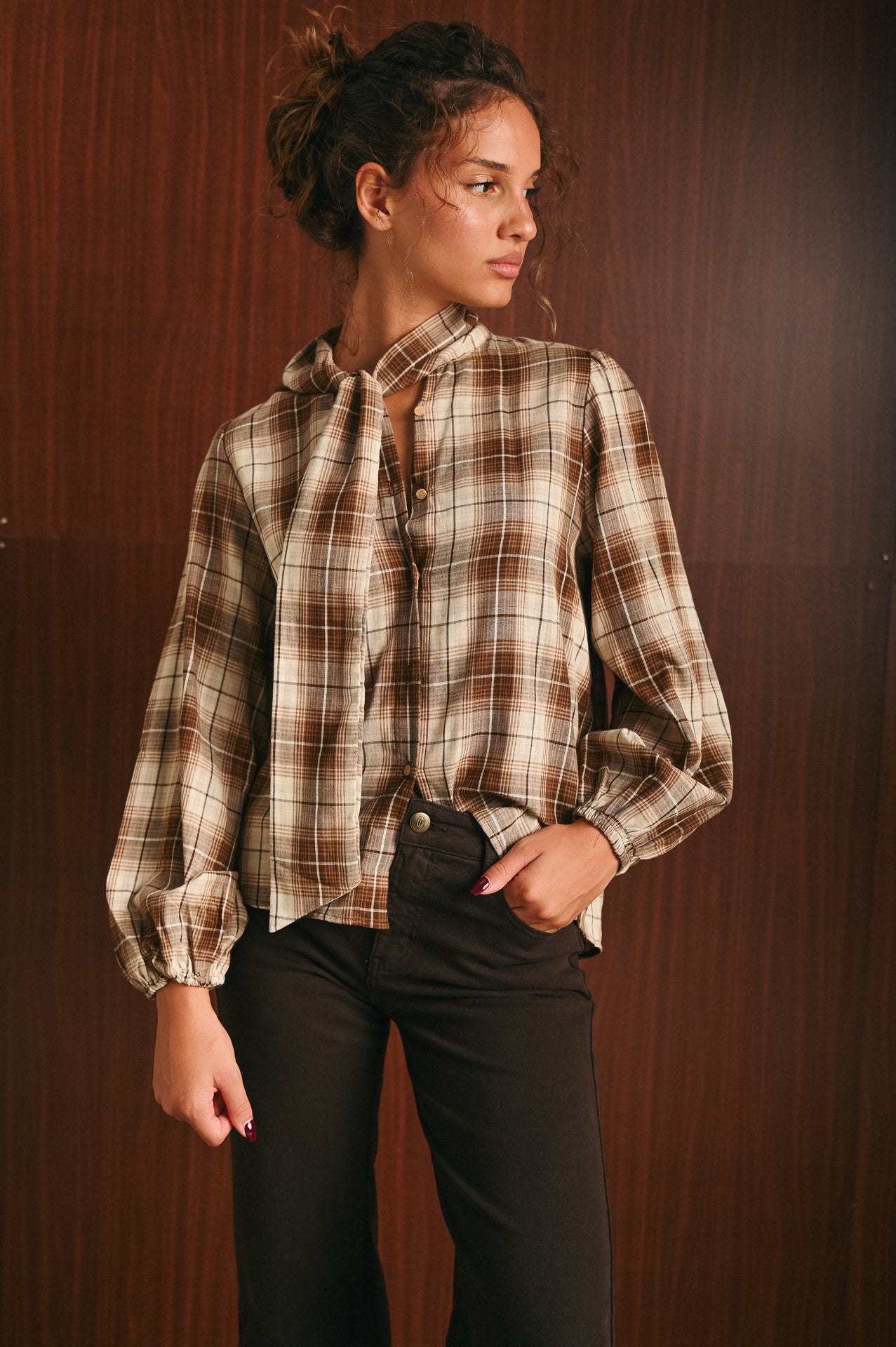 Camicia donna a quadri con colletto lavallière e bottoni