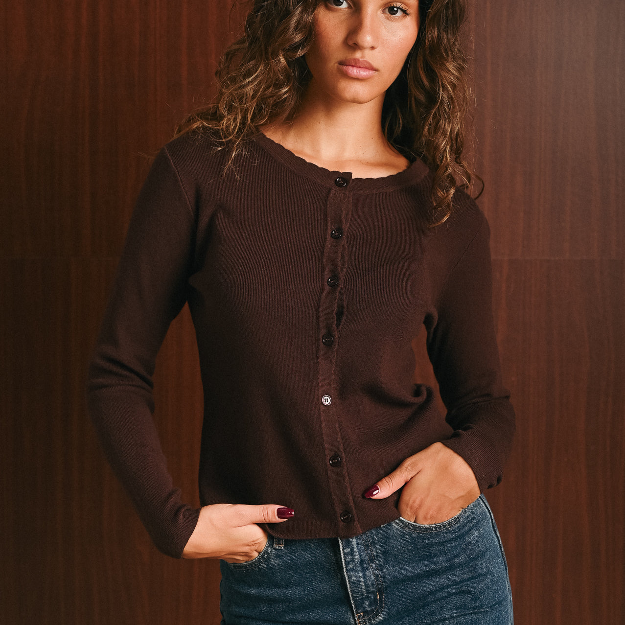 Cardigan donna color cioccolato con bottoni e scollo rotondo