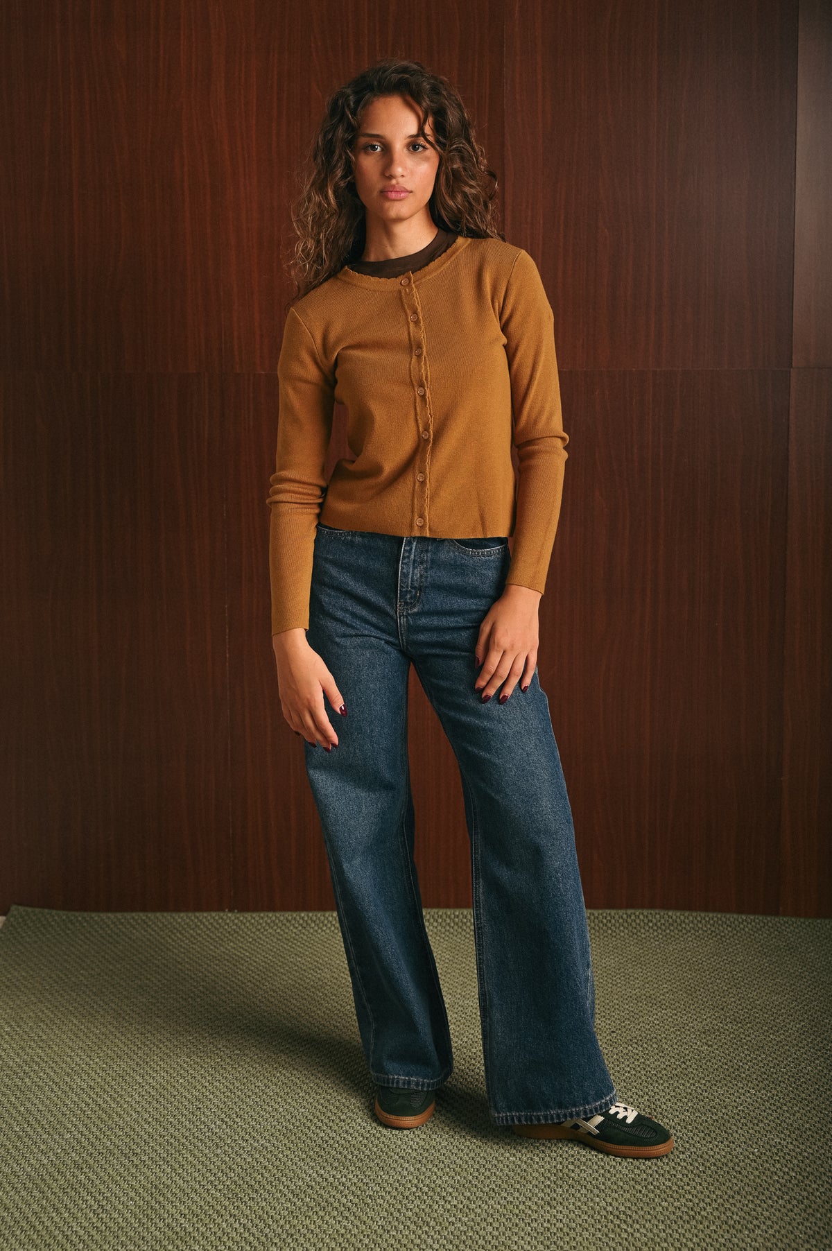 Cardigan donna color zafferano con bottoni e scollo rotondo