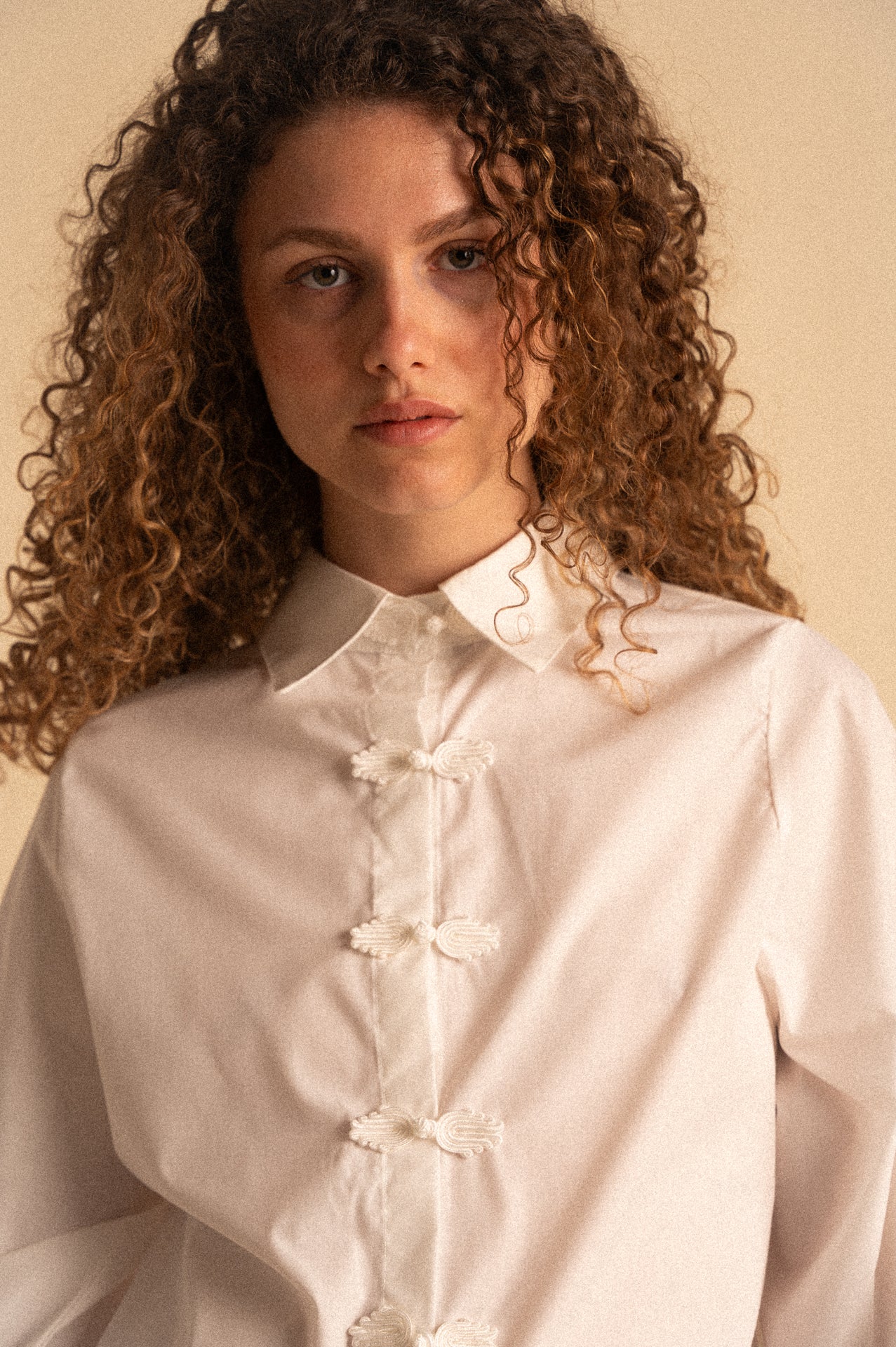 Camicia Donna Bianca in Cotone con Chiusura Nodi Cinesi e Dettagli Ricamati
