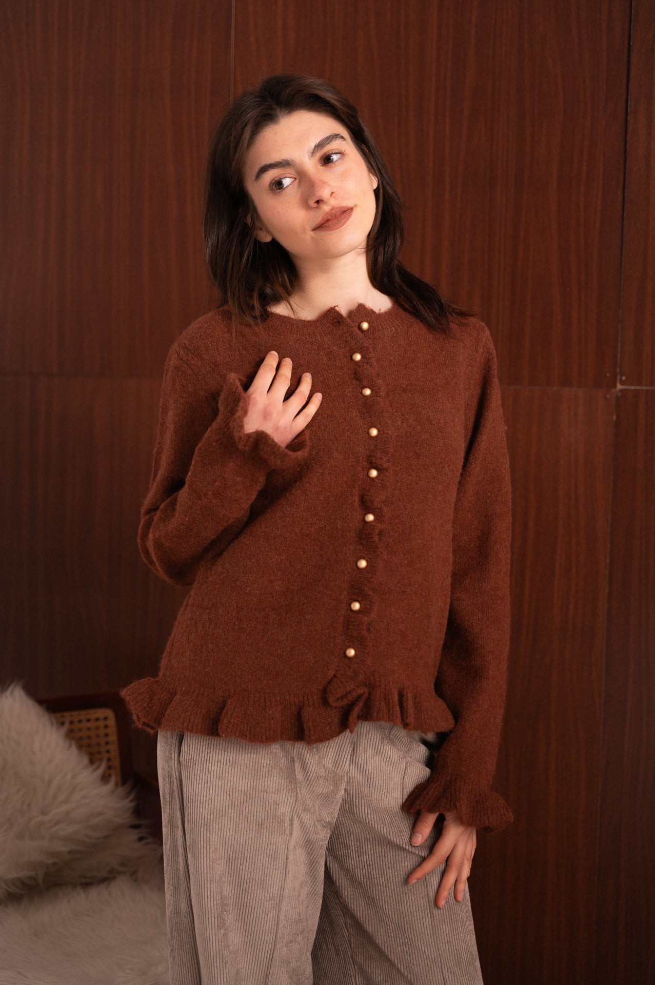 Cardigan marrone donna con bottoni dorati e dettagli volant