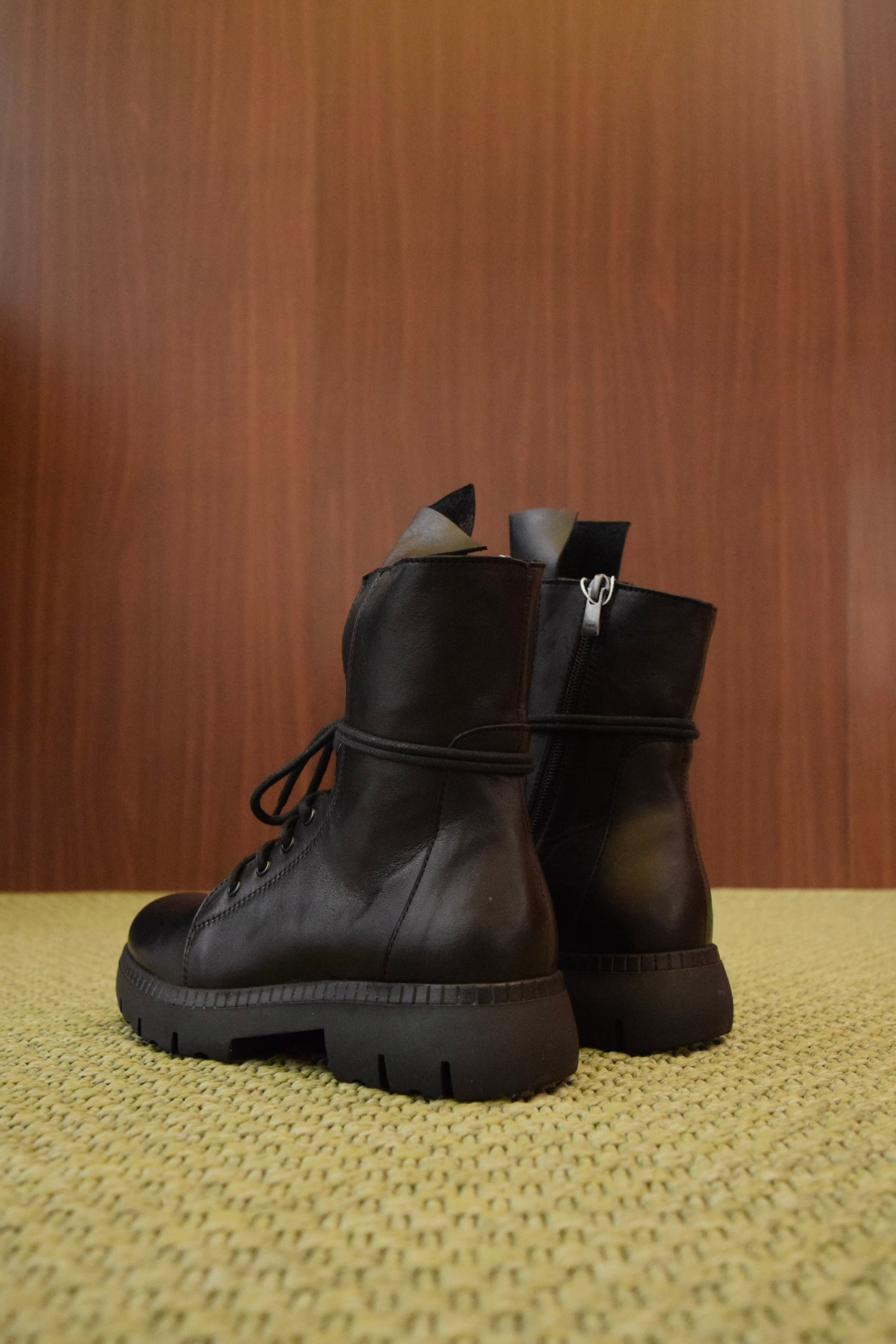 Stivaletti Donna Combat Boots in Vera Pelle nera con Suola Chunky