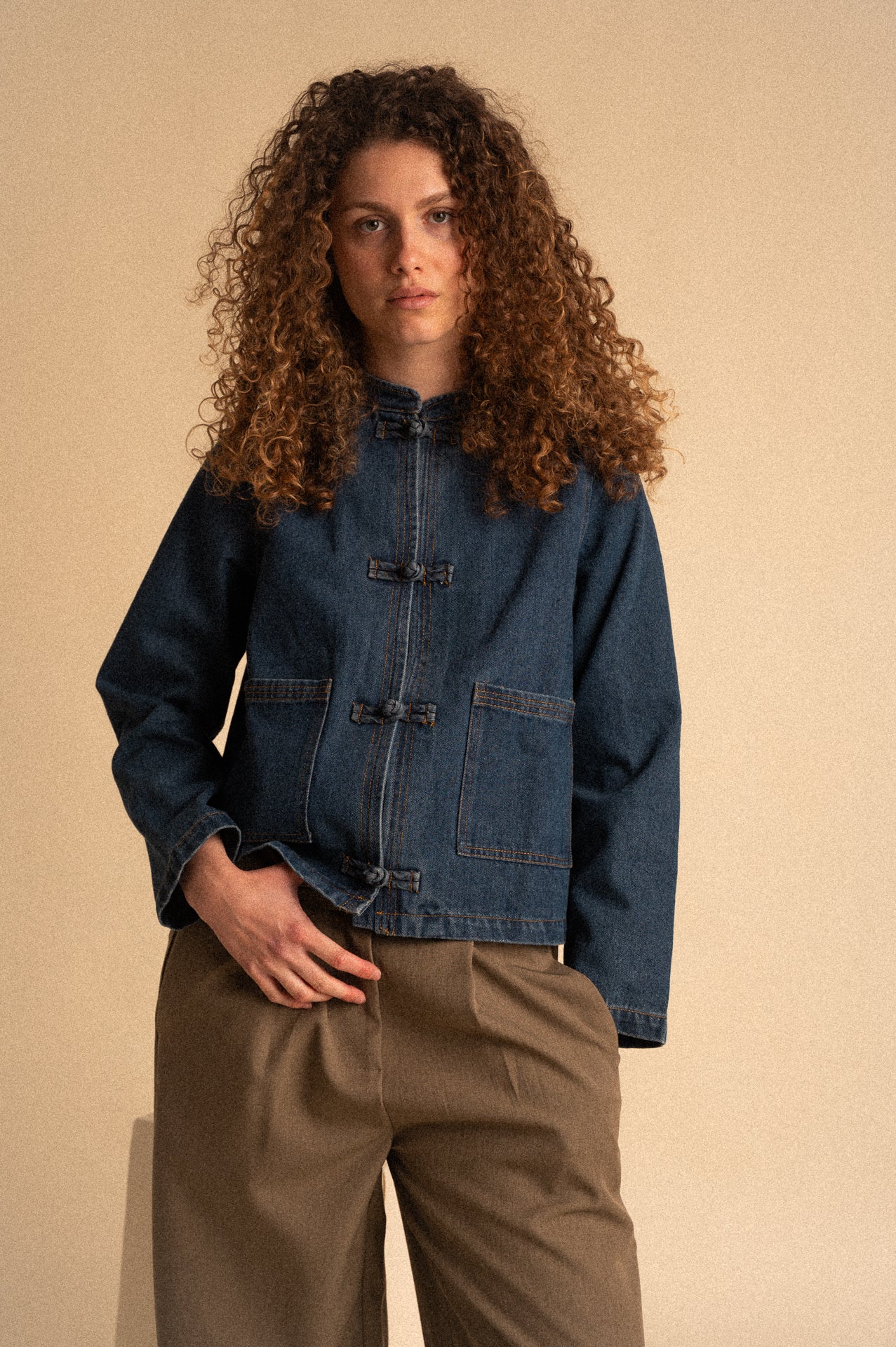 Giacca mandarin collet in Denim con Chiusura frog closure