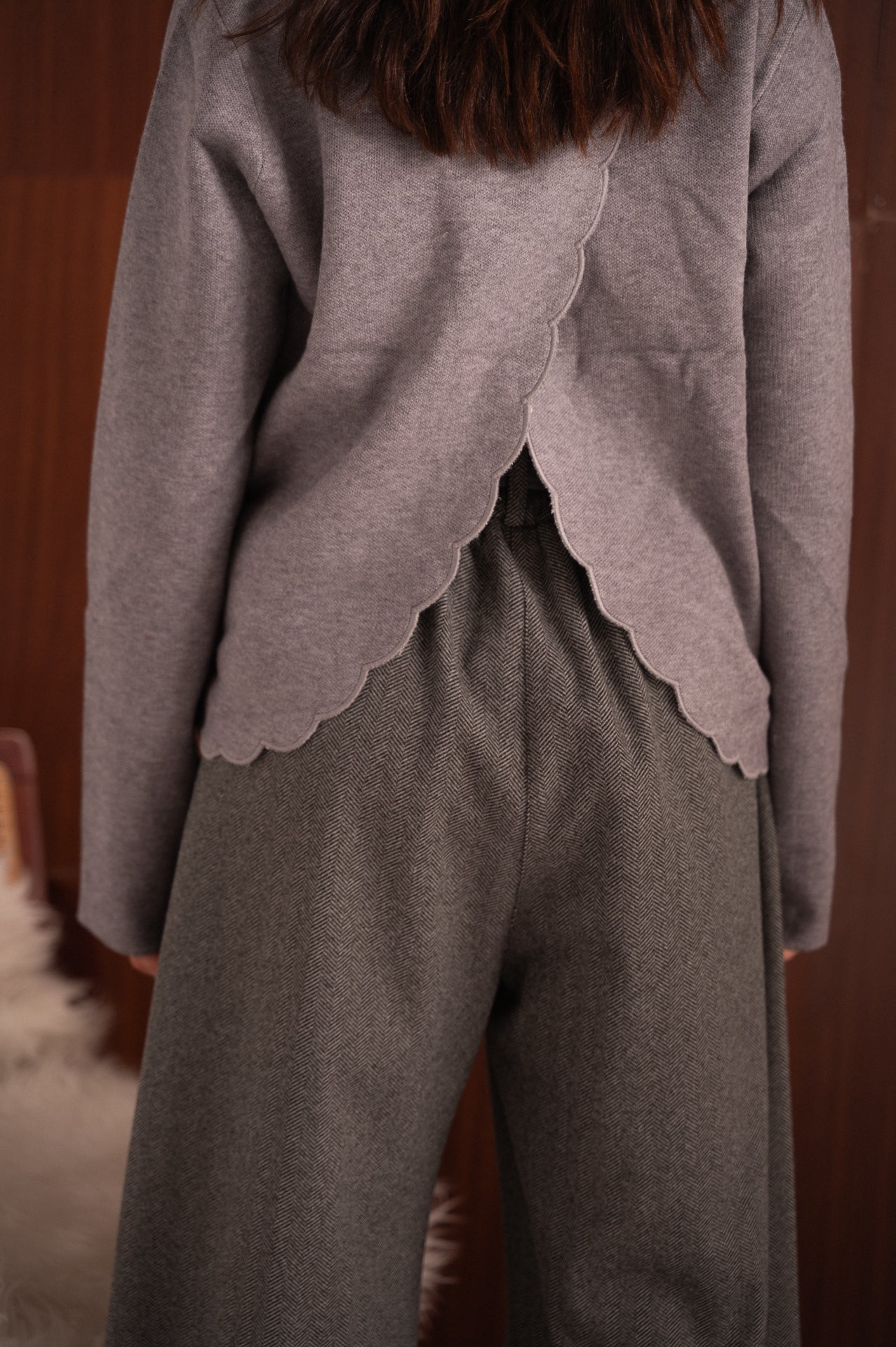 Maglioncino grigio Girocollo con Taglio Ondulato sulla Schiena