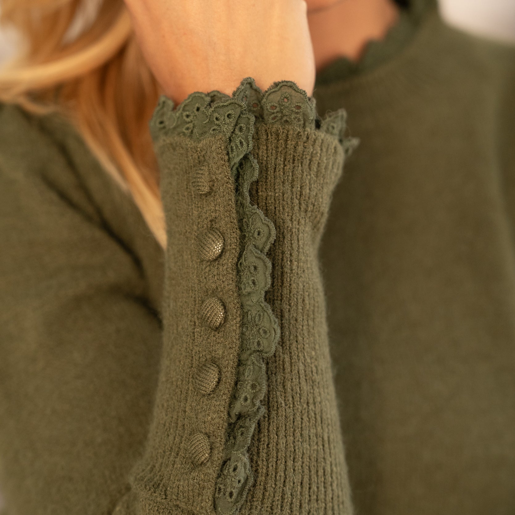 Maglia Donna verde Modello Camille | Collo e Polsi in Pizzo | Misto Lana Morbido