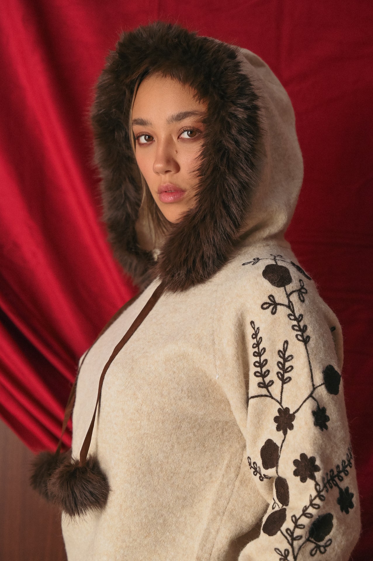 Maglione con Cappuccio Donna Ricami e Pom Pom | Hoodie Maglia