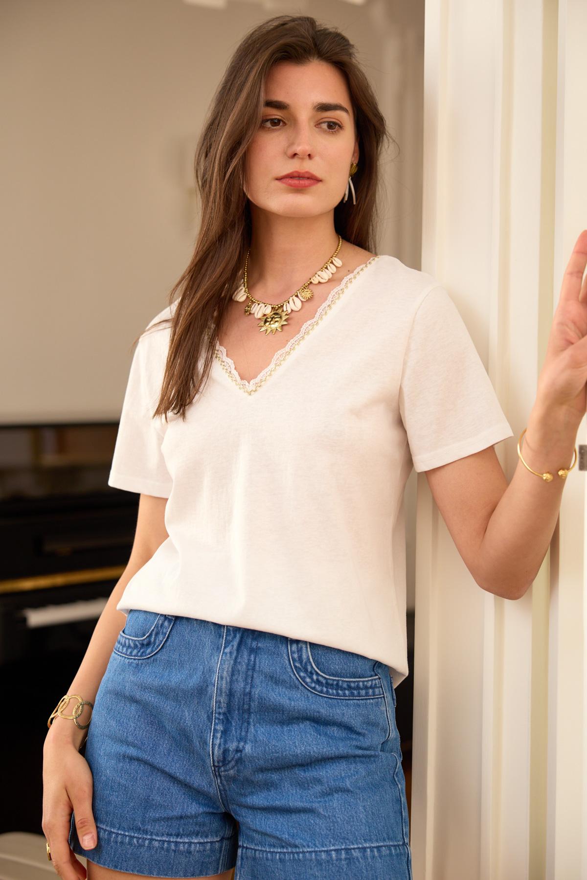 T-shirt écru con pizzo