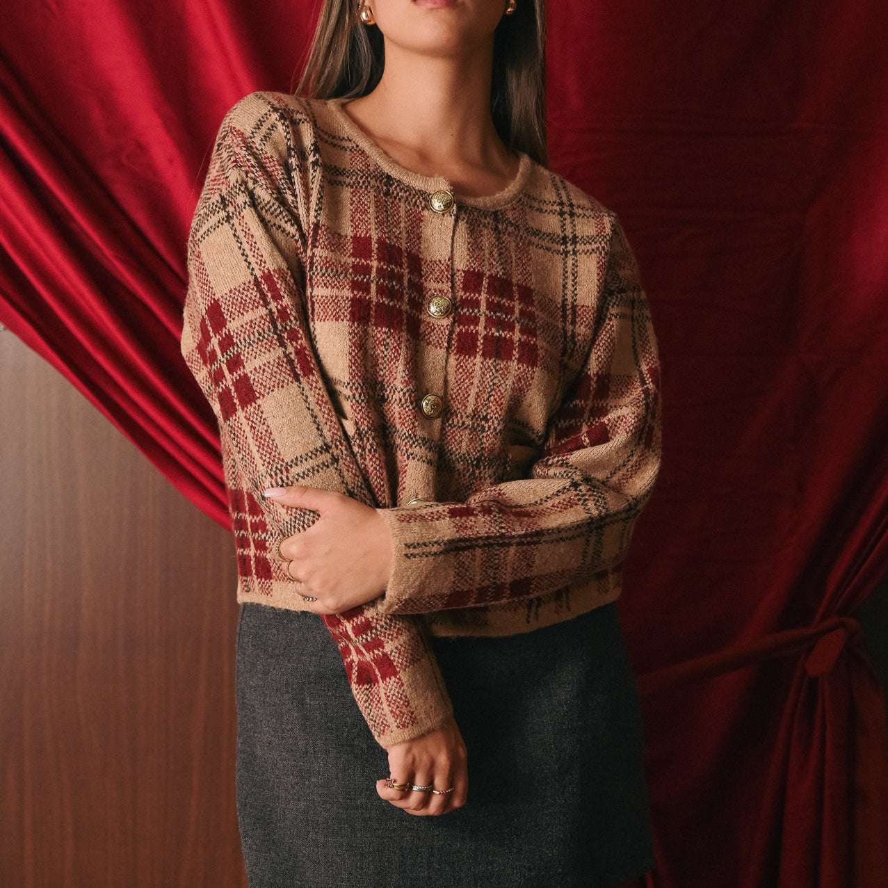 Cardigan Donna Tartan Bottoni Oro | Giacchino Scozzese Beige/Rosso | Stile Preppy-Chic