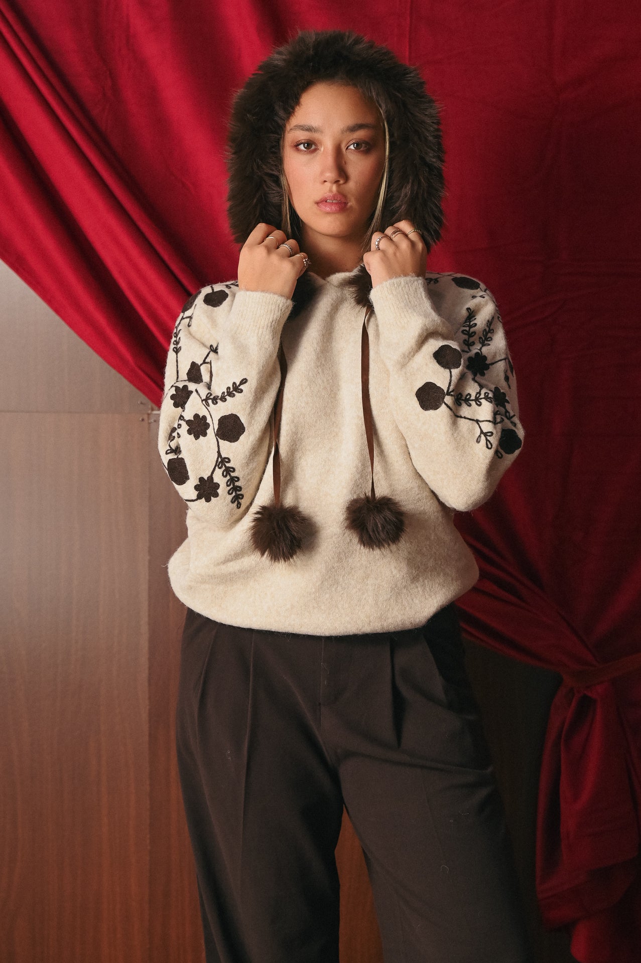 Maglione con Cappuccio Donna Ricami e Pom Pom | Hoodie Maglia