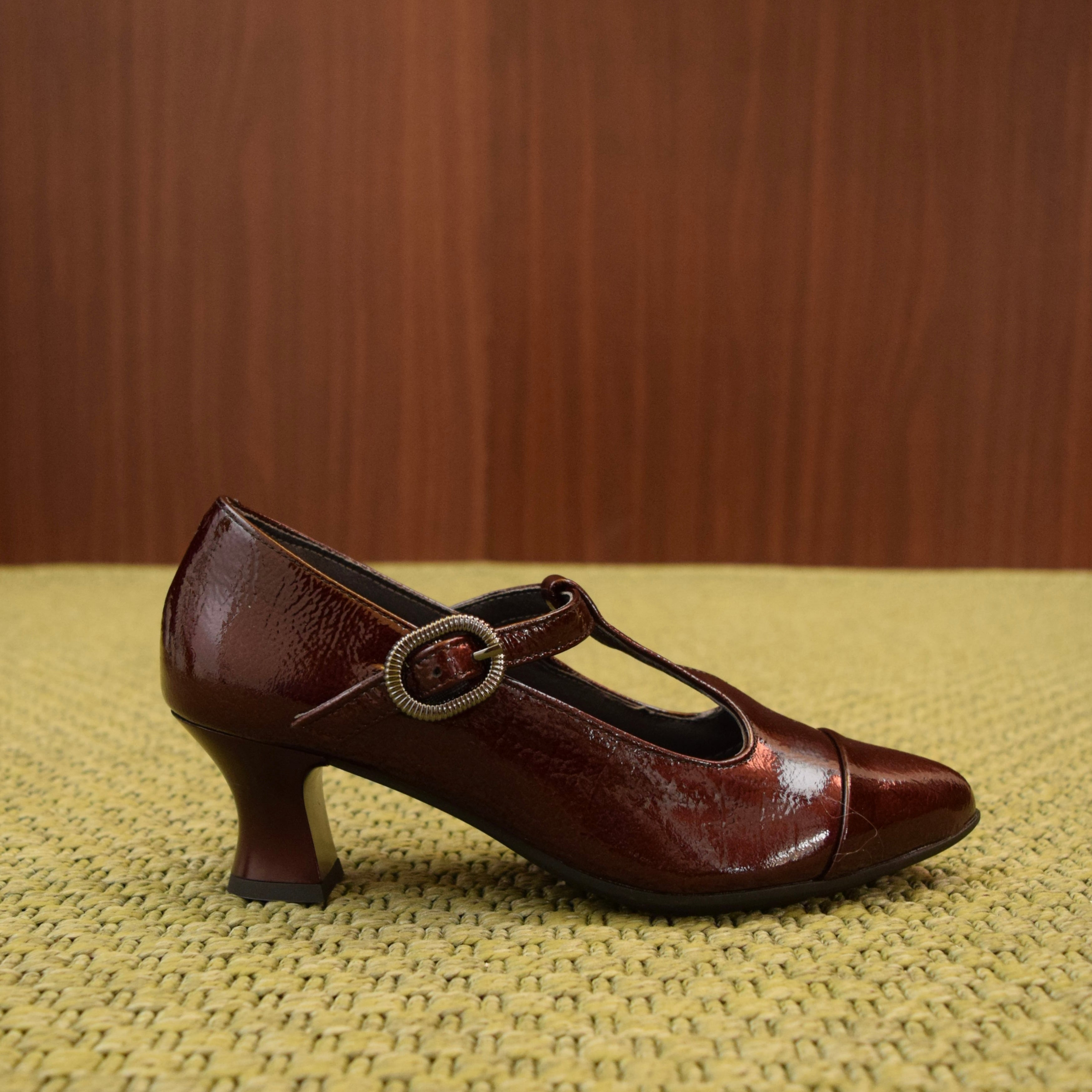 Scarpe Mary Jane da donna in pelle lucida con tacco rocchetto bordeaux