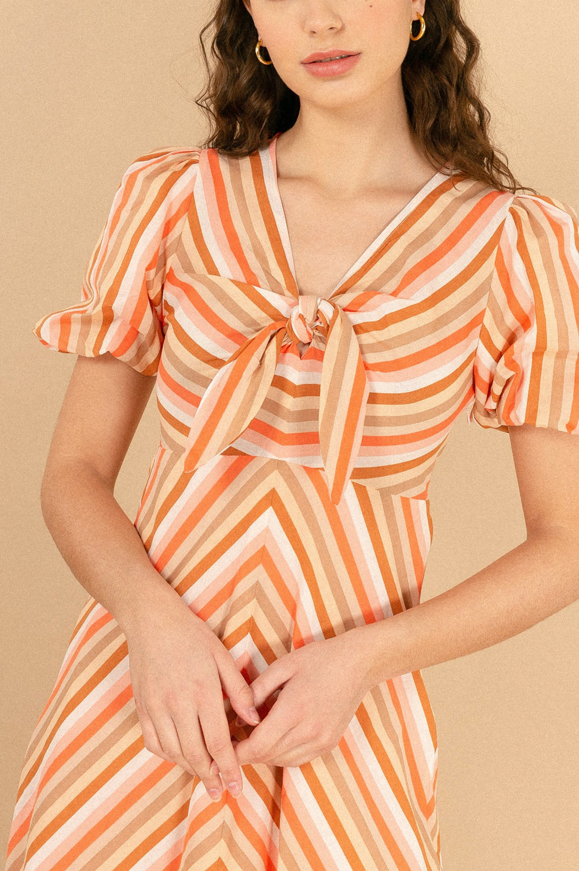 Abito “Capri Sunset” – abito midi a righe con nodo frontale