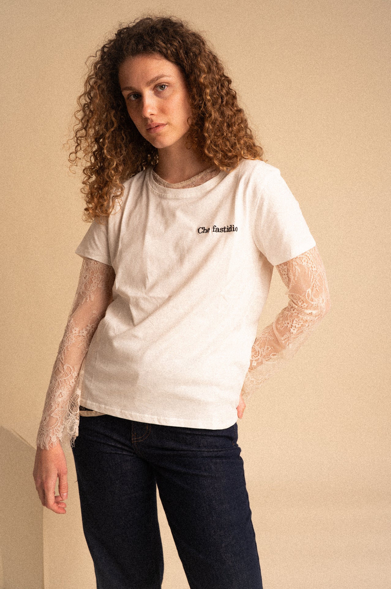 T-shirt bianca donna con scritte ricamate