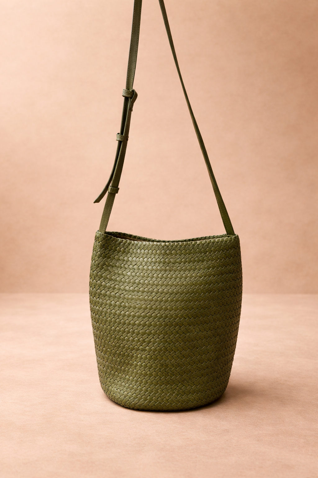 Borsa secchiello in vera pelle intrecciata a mano – Made in Italy | Colore verde