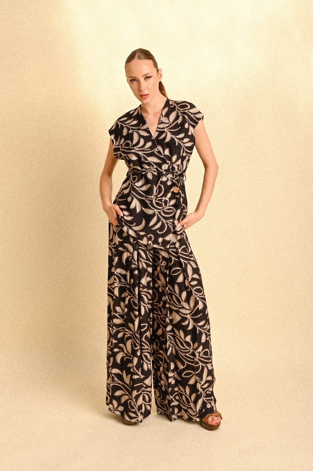 Set Andora Nero Fantasia – Completo con Top Portafoglio e Pantalone Palazzo