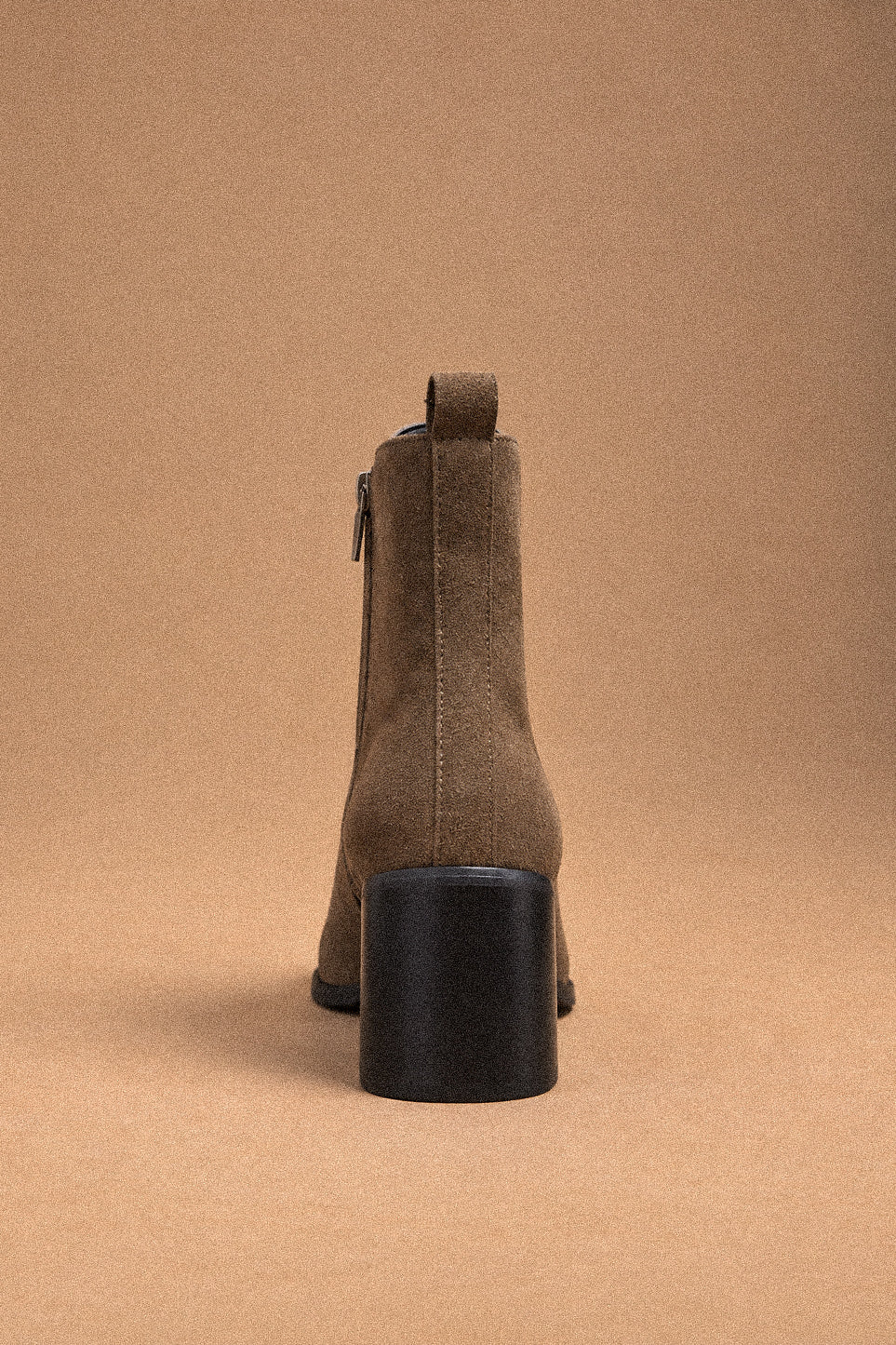 Stivaletto ankle boot in taupe camoscio con tacco