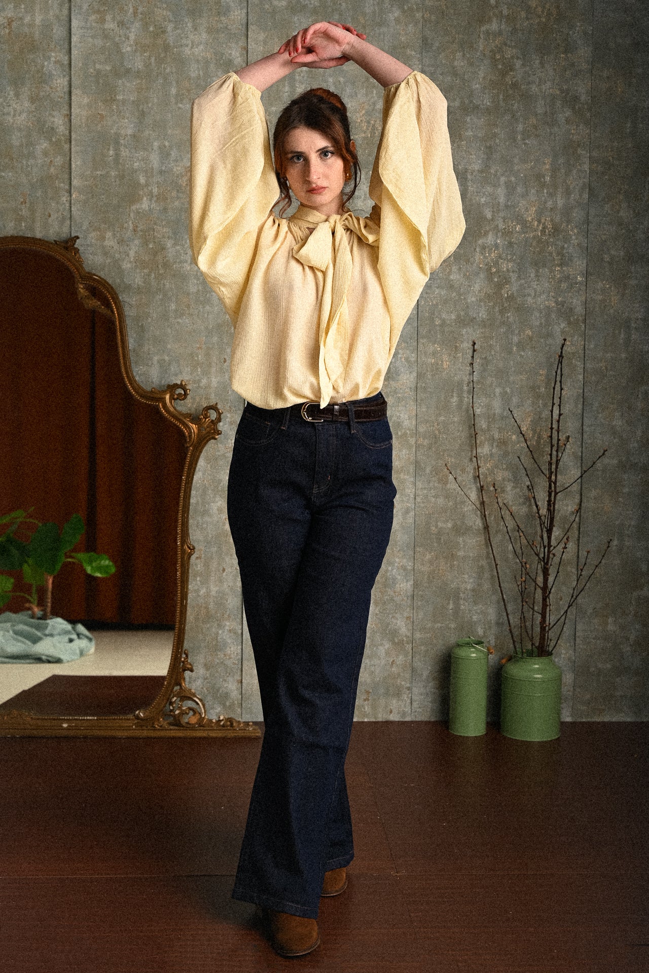 Blusa donna color burro con fiocco al collo e maniche ampie