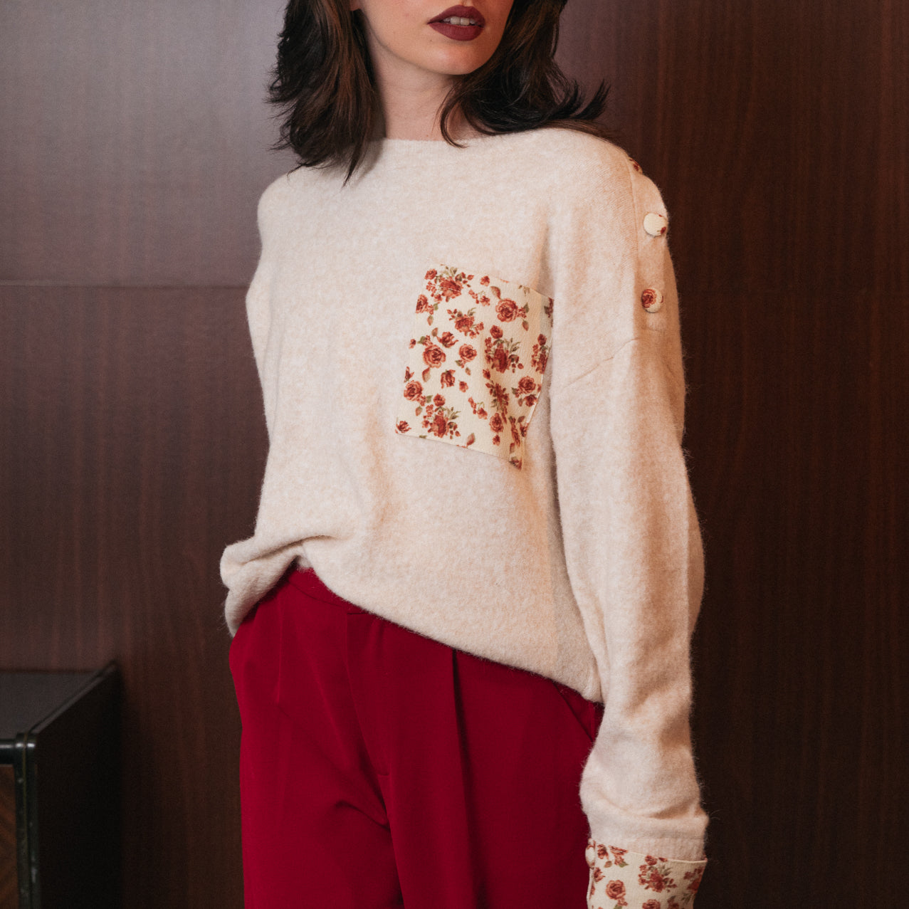 Maglione écru con inserti in velluto a fiori