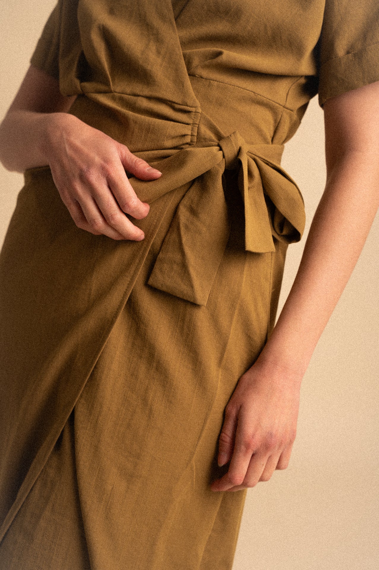 Abito Kerria Portafoglio Midi Donna Oliva con Nodo Laterale
