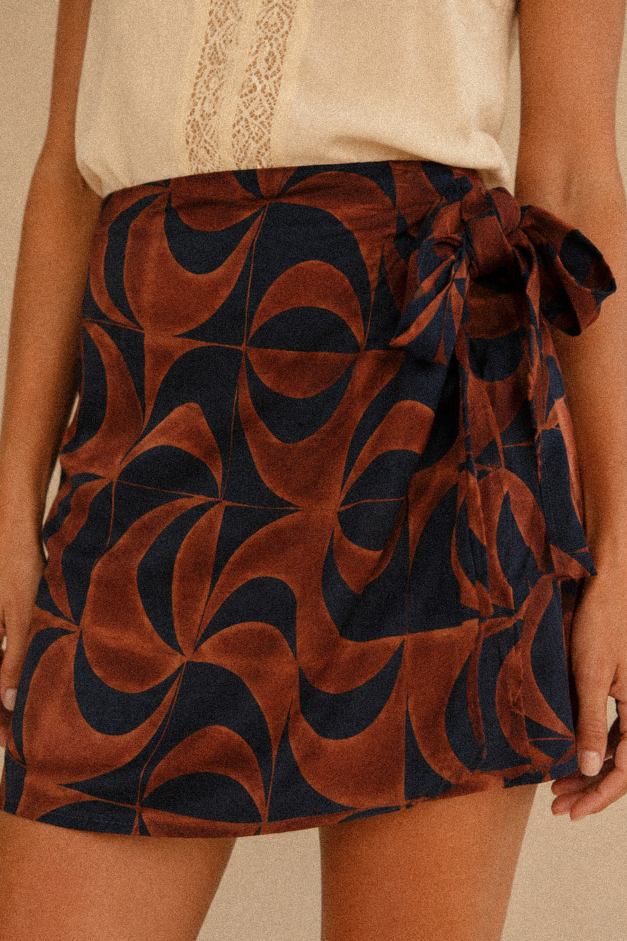 Gonna “Sienna” – gonna corta a portafoglio con stampa geometrica