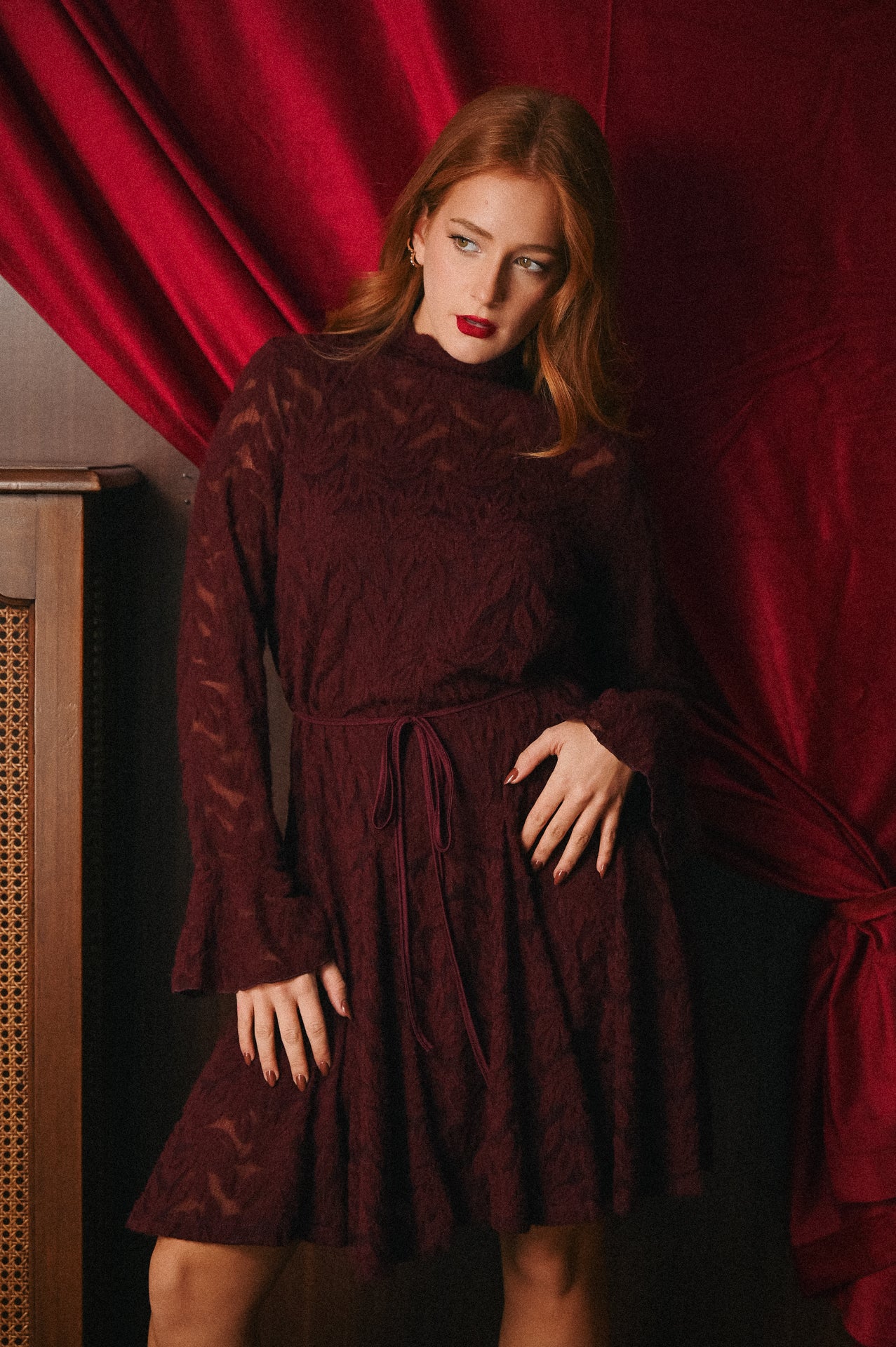 Abito bordeaux con Lavorazione Traforata: Sofisticatezza e Trasparenze