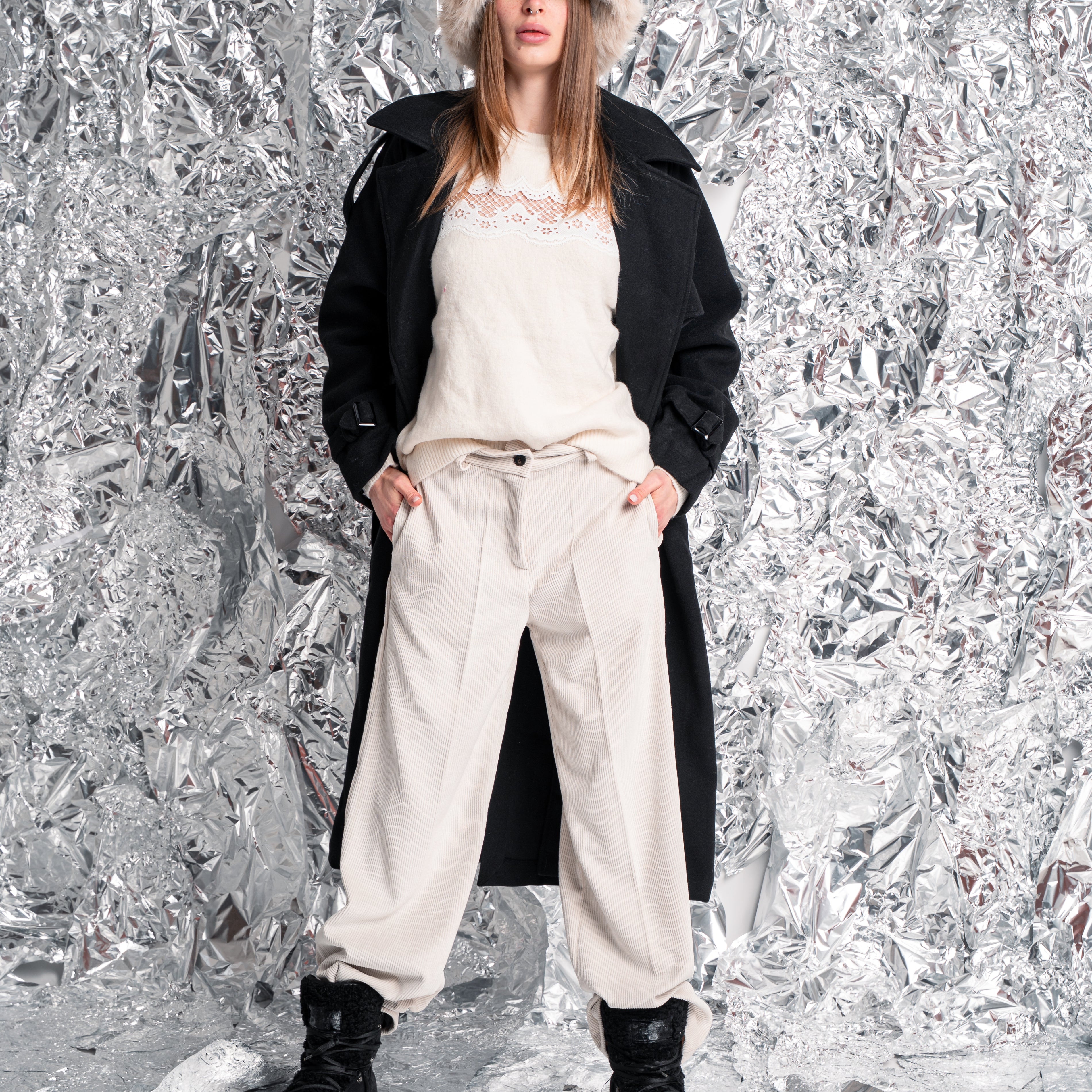 Cappotto nero in stile trench