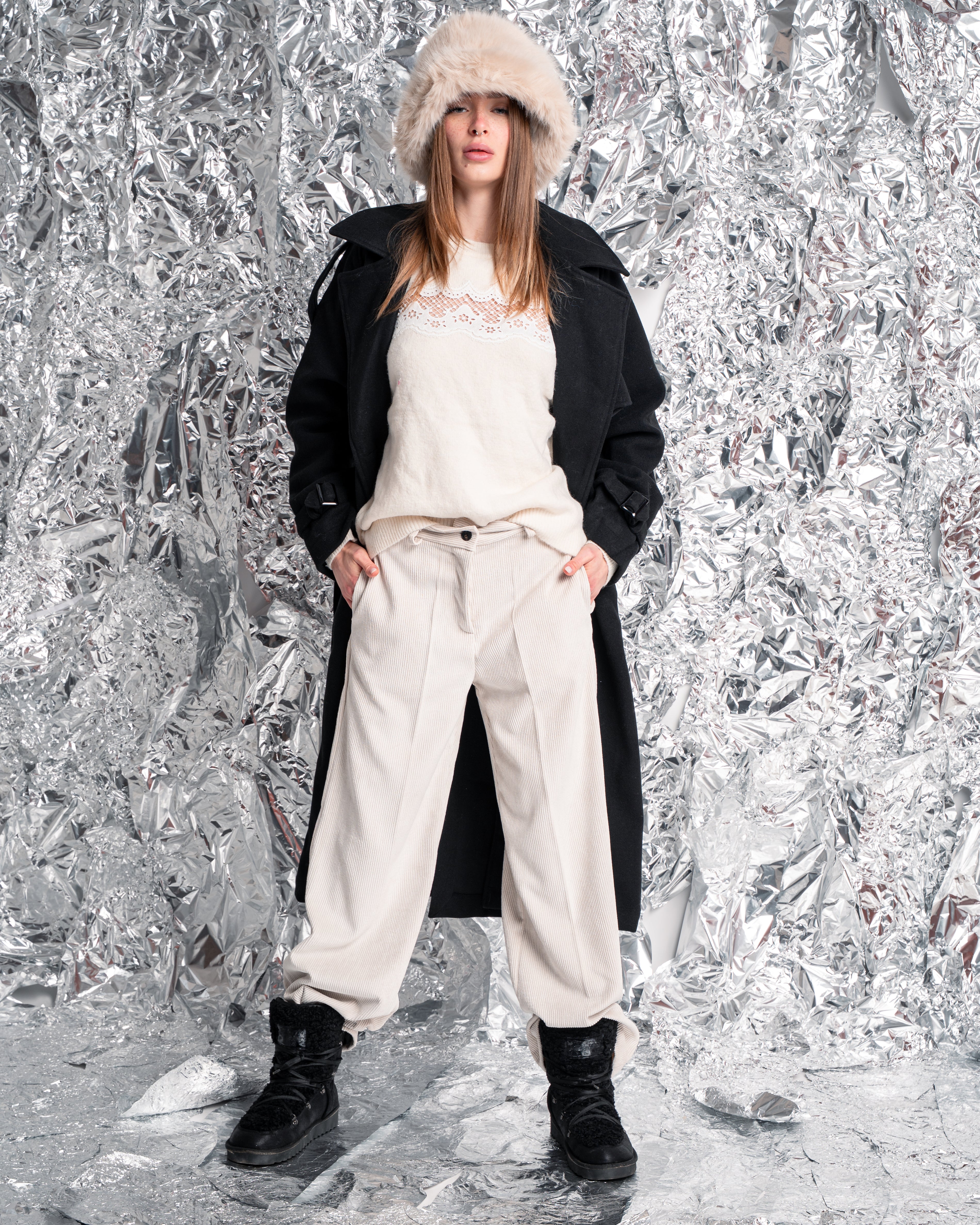 Cappotto nero in stile trench