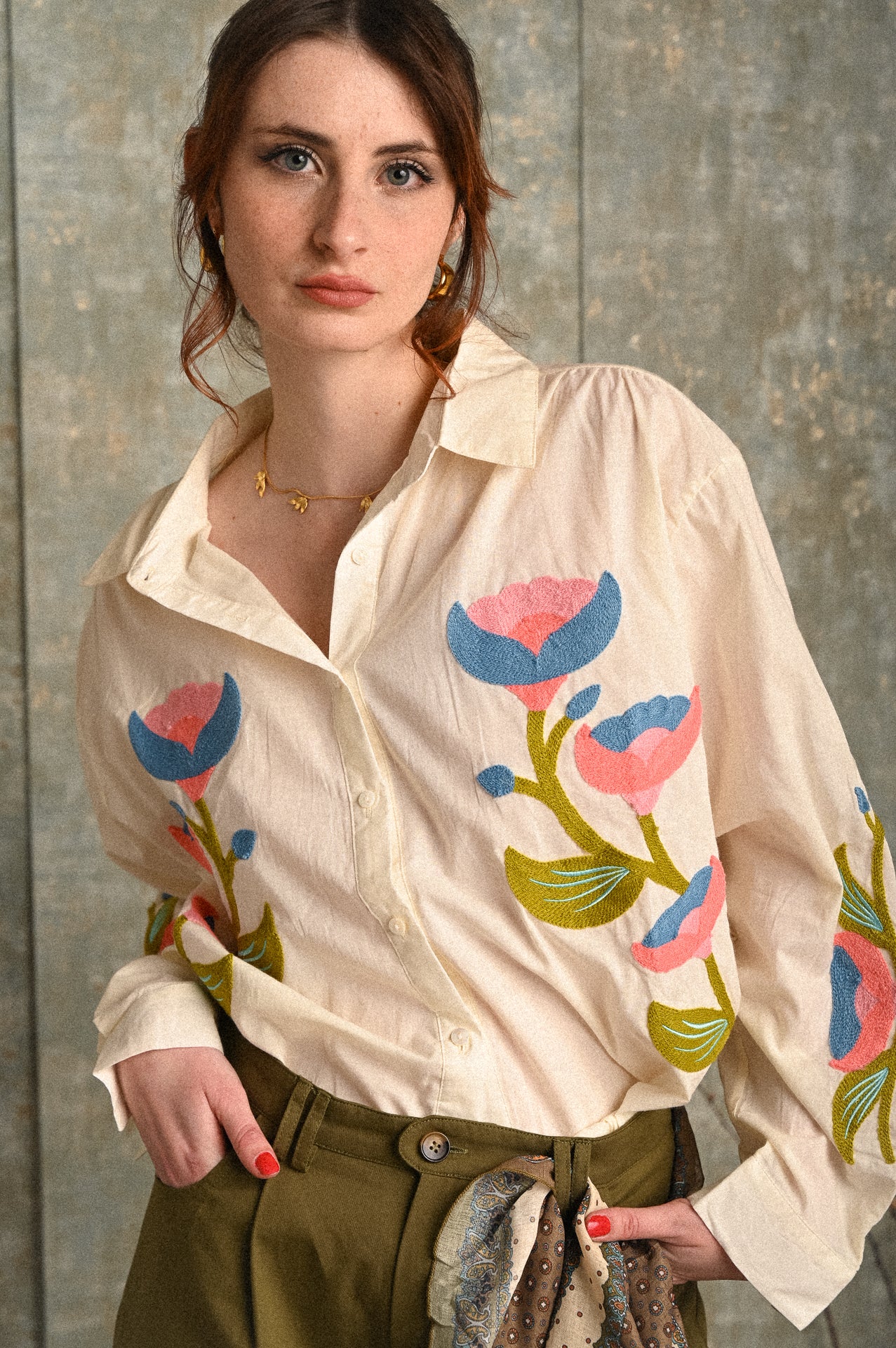 Camicia ricamata Yang in cotone 100% con motivo floreale