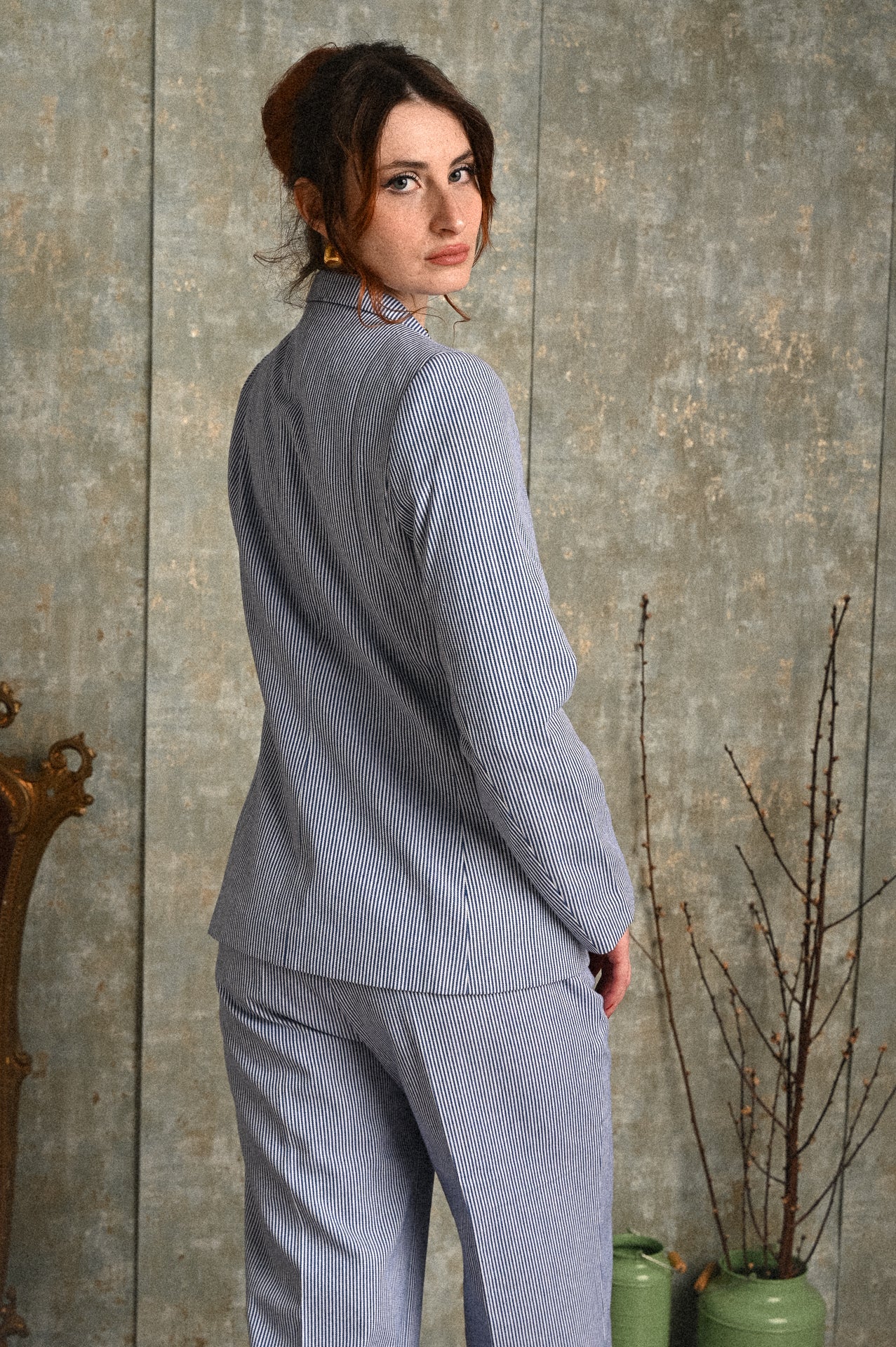 Blazer Donna Gessato Bianco e Blu Alloro – Taglio Sartoriale con Rever Classico