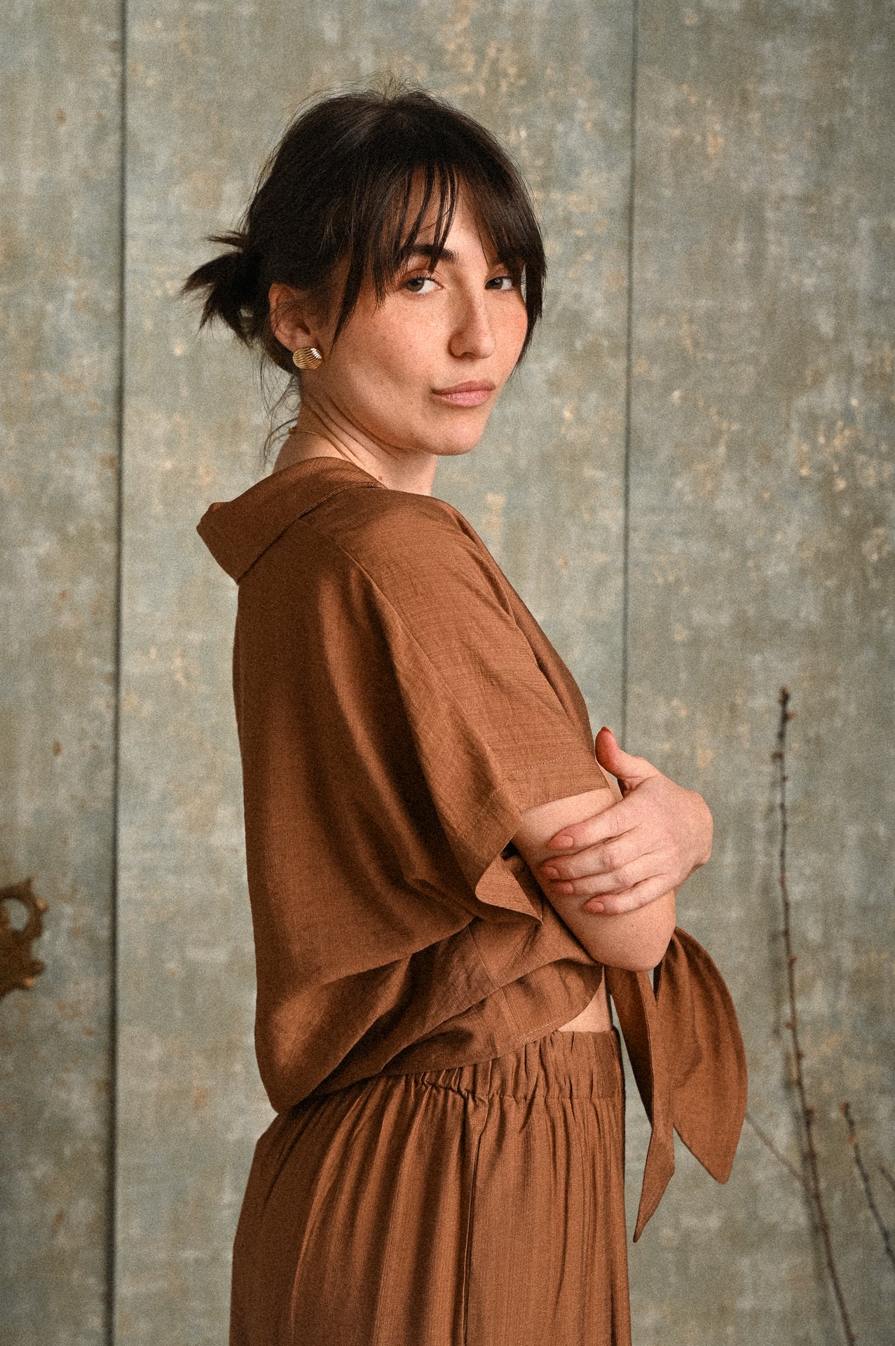 Set Betulla color coccio in viscosa – completo donna con top nodo e pantaloni palazzo morbidi