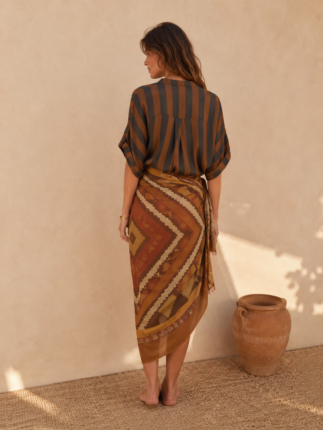 Camicia a righe marroni e terracotta con collo coreano