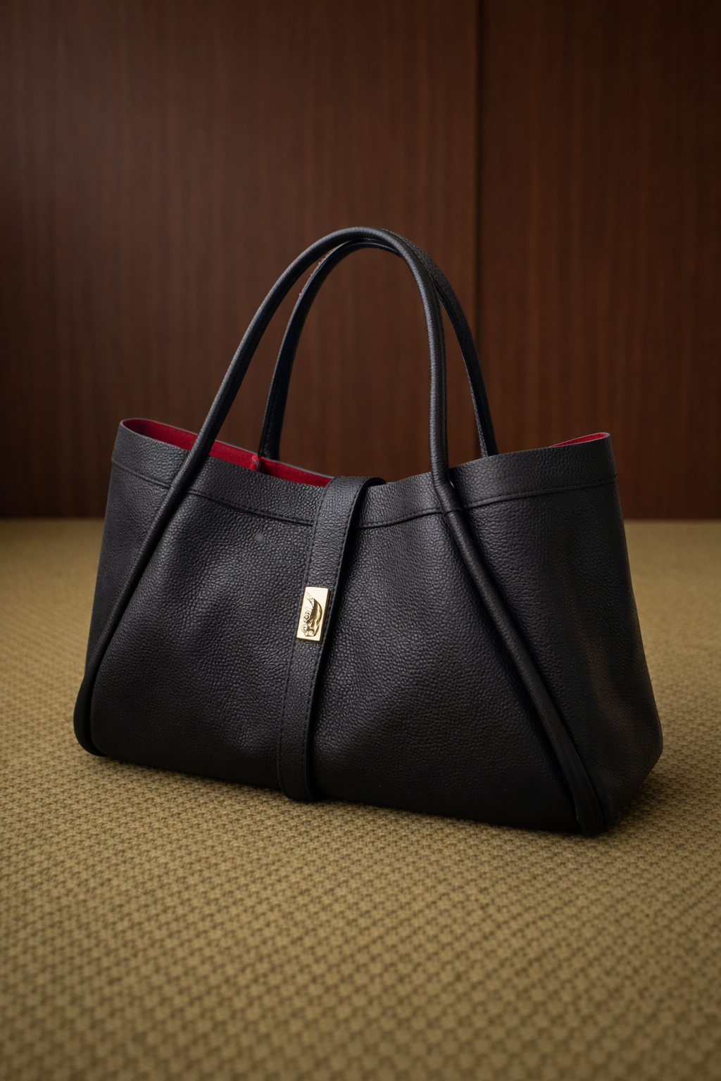 Borsa shopper in vera pelle nera con tracolla regolabile