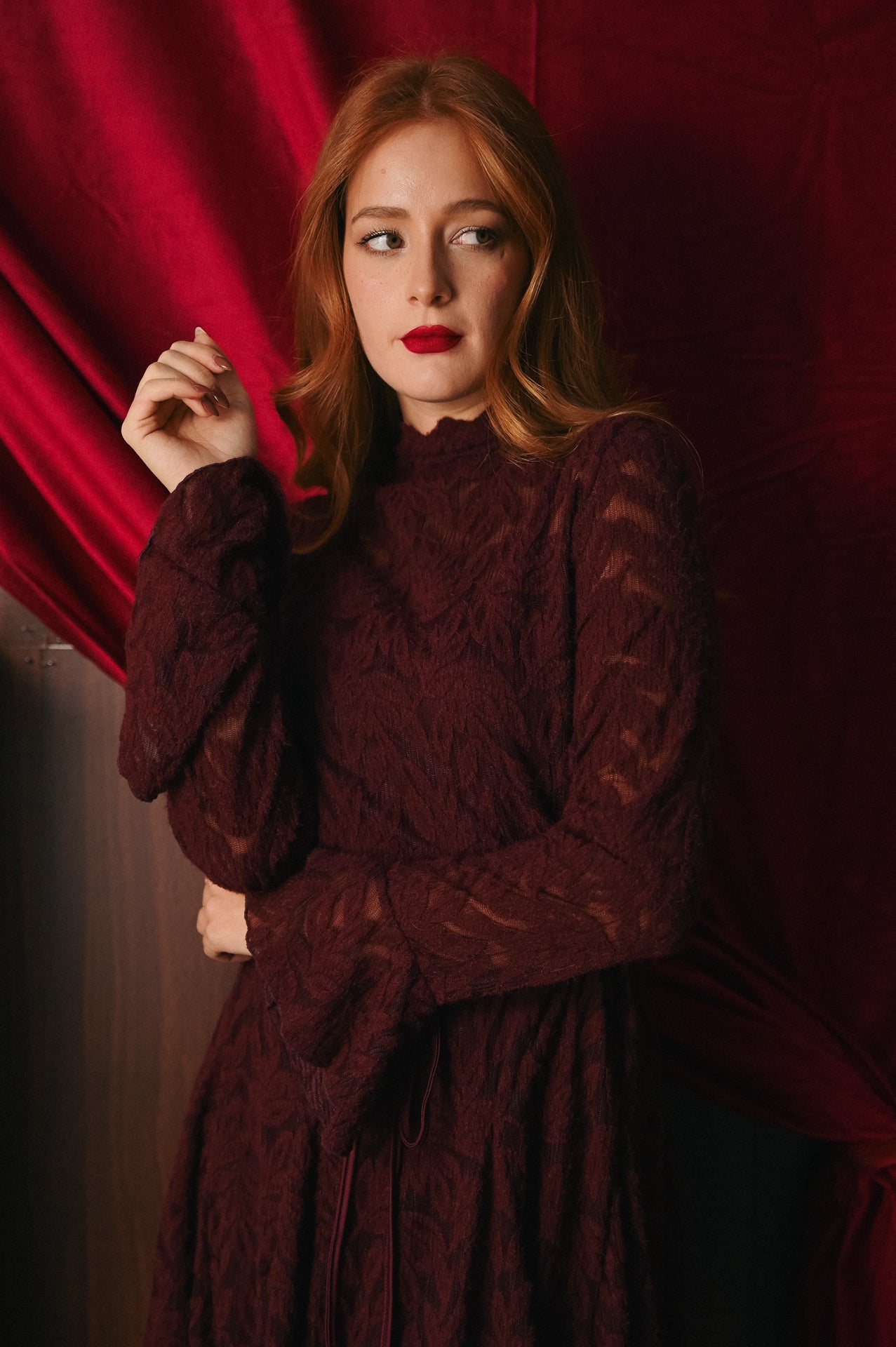 Abito bordeaux con Lavorazione Traforata: Sofisticatezza e Trasparenze