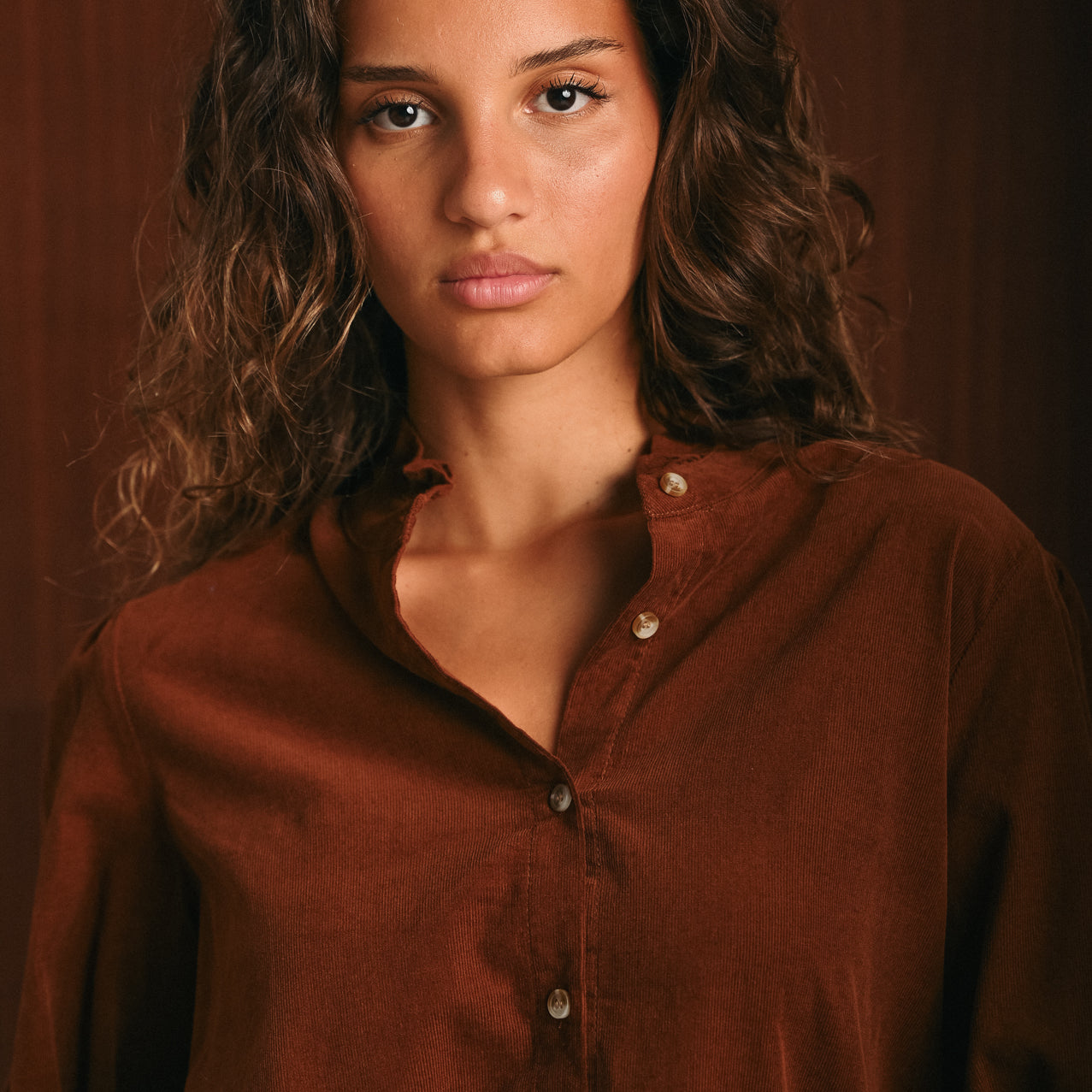 Camicia Donna Camel in Velluto Mille Righe con Colletto Rouche