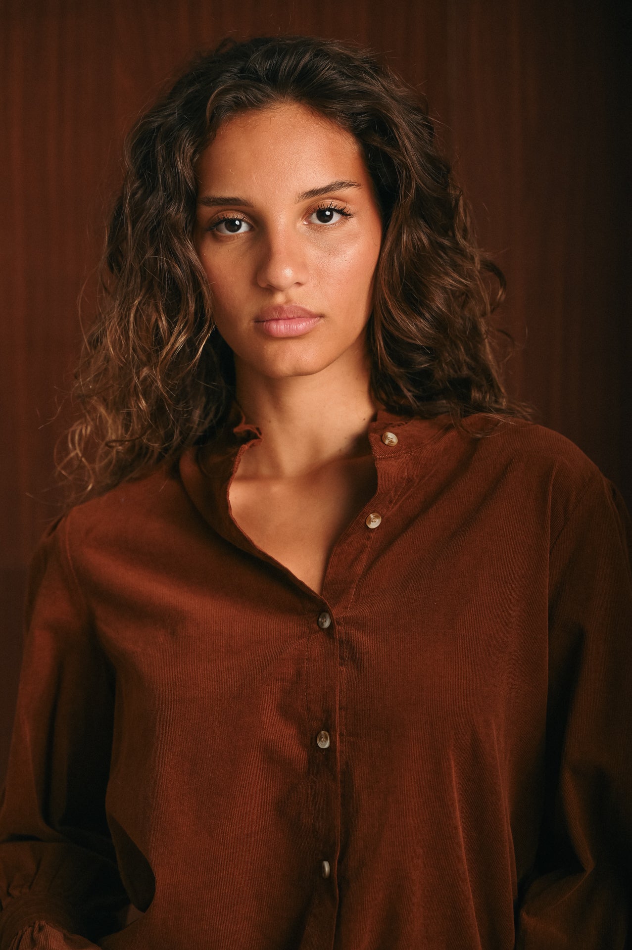 Camicia Donna Camel in Velluto Mille Righe con Colletto Rouche