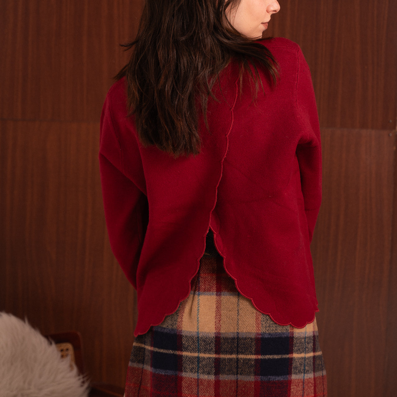 Maglioncino bordeaux Girocollo con Taglio Ondulato sulla Schiena