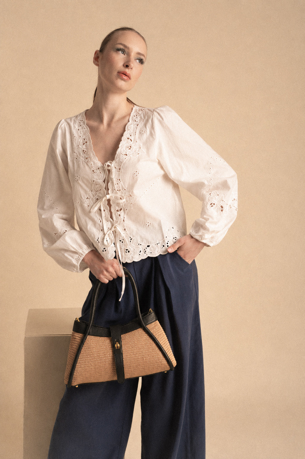 Borsa Mercer in pelle nera e rafia naturale