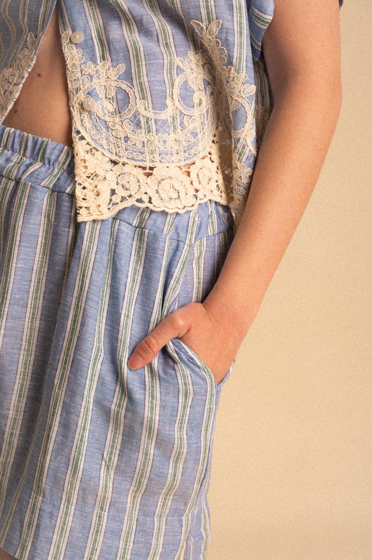 Shorts Donna a Righe in Viscosa e Lino con Elastico in Vita e Tasche