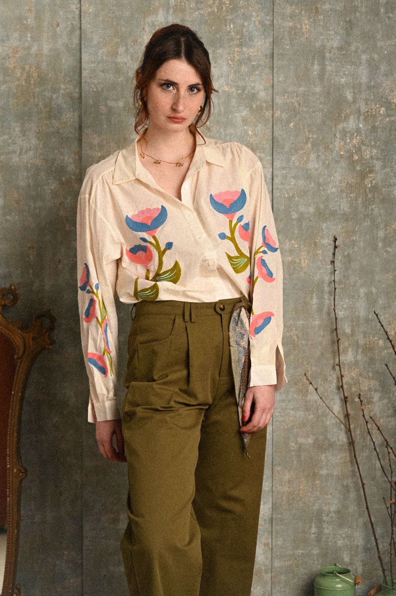 Camicia ricamata Yang in cotone 100% con motivo floreale