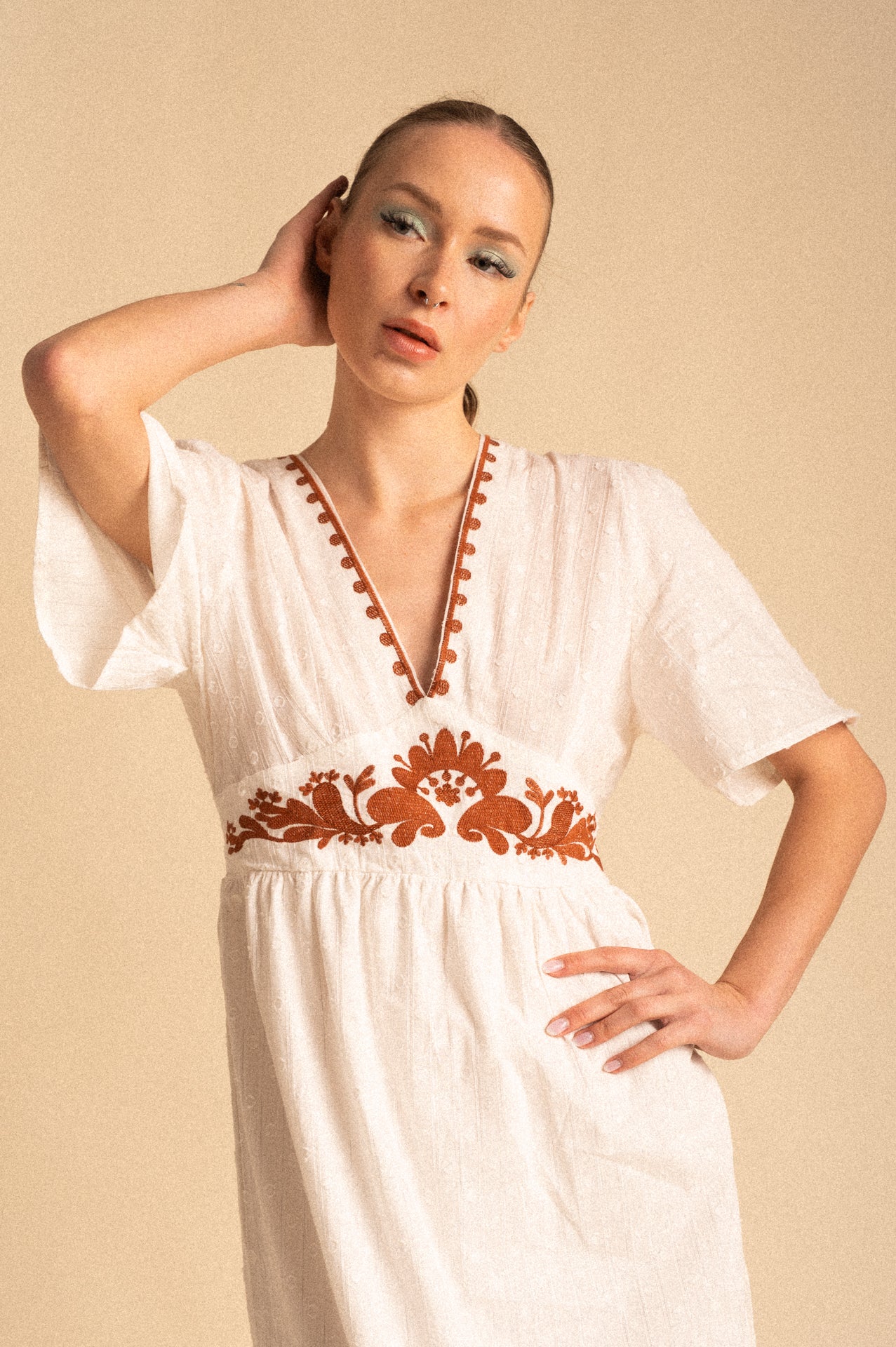 Abito lungo bianco in cotone con ricami terracotta e micro pois tono su tono