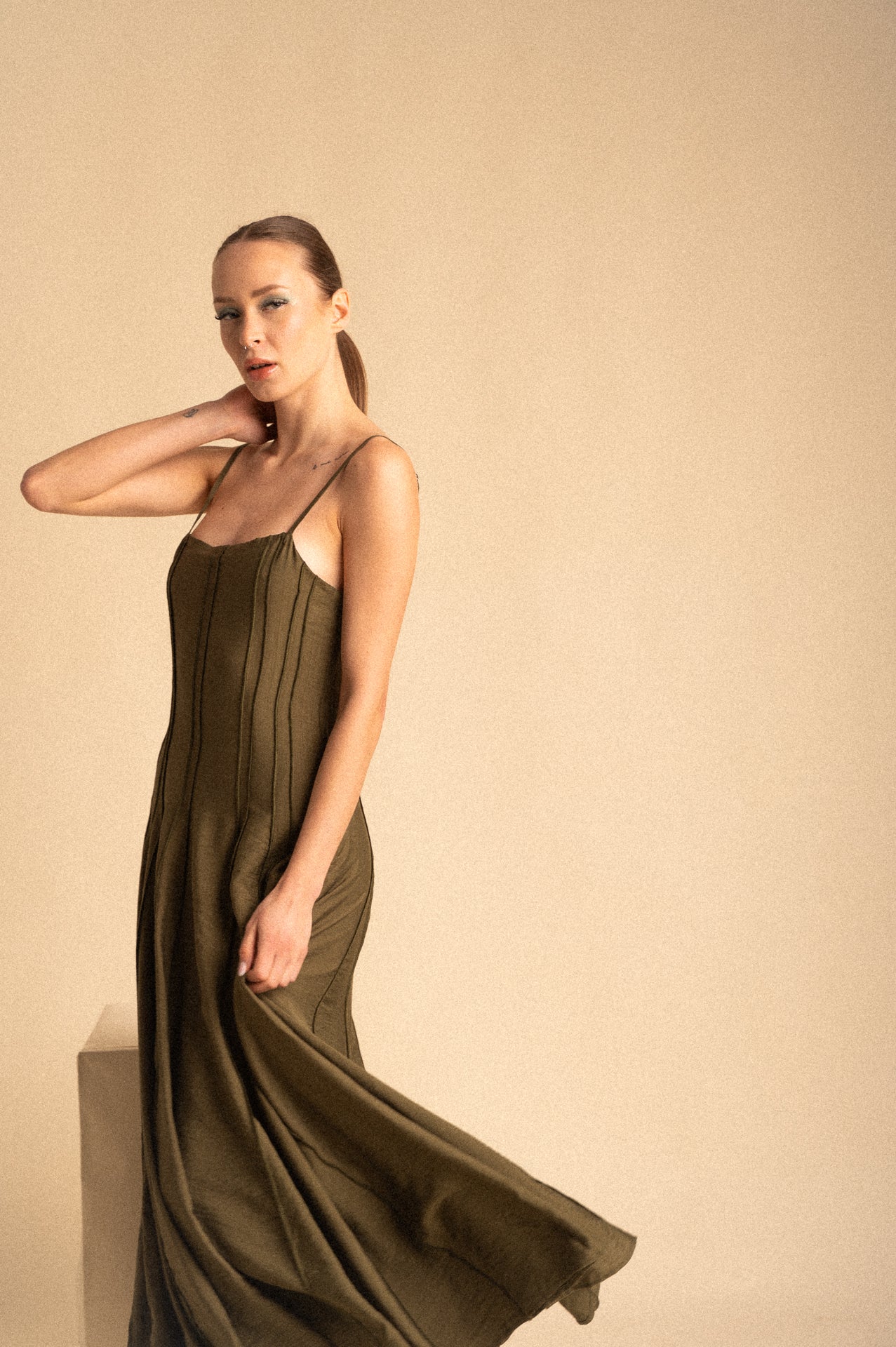 Abito Avenue Lungo Khaki a Spalline con Struttura a Pannelli