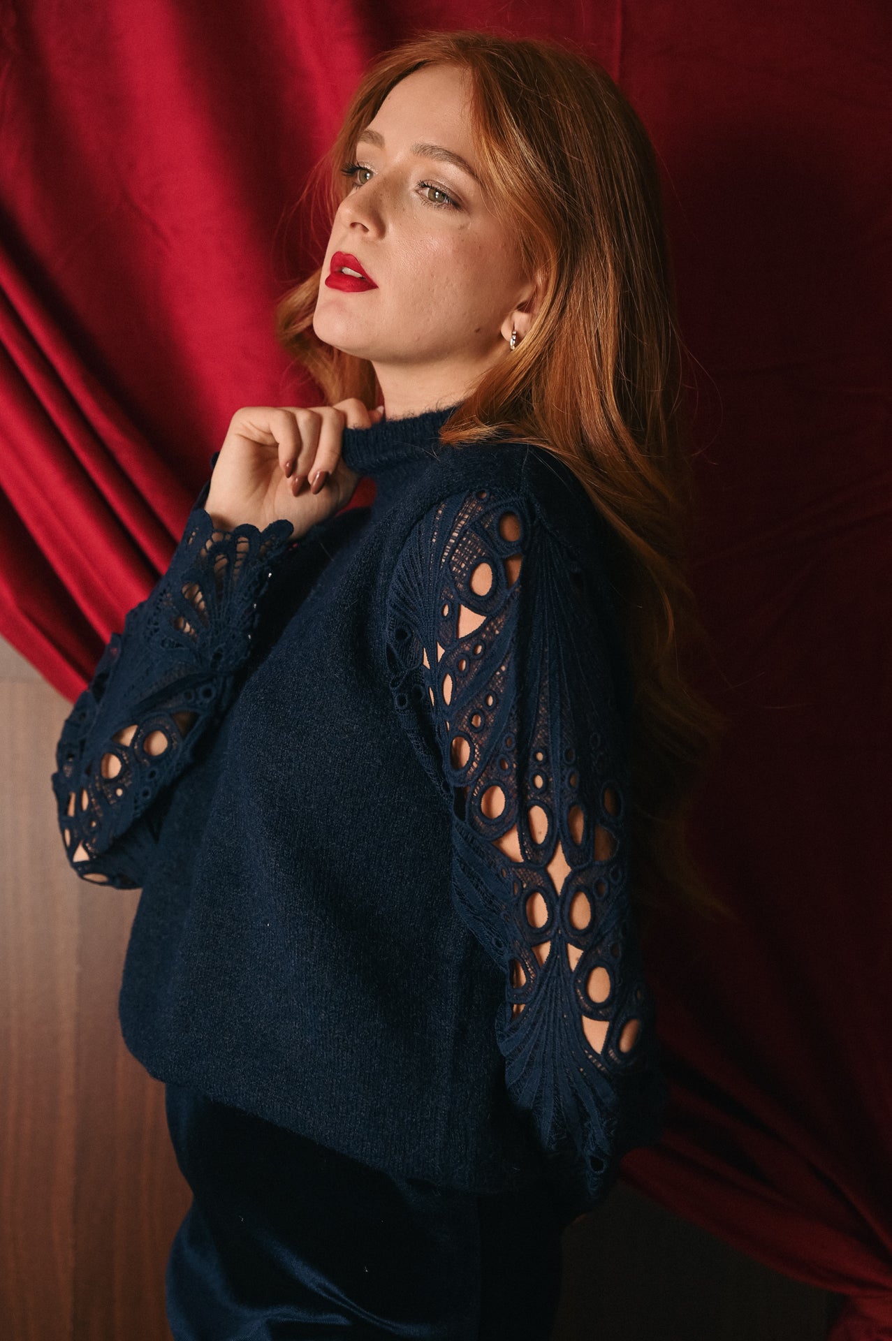 Maglione Blu Notte Elegante con Maniche in Macramè | Misto lana