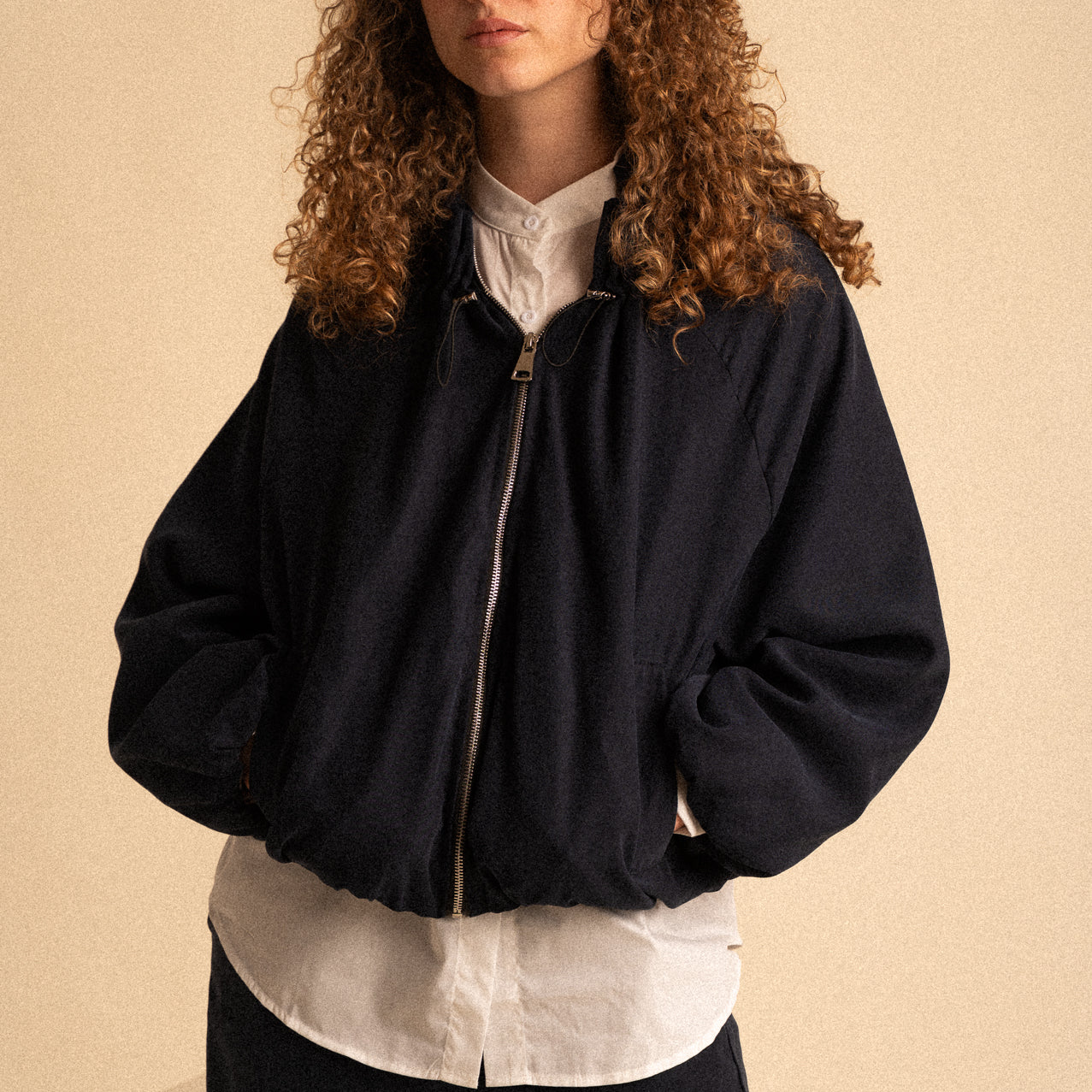 Giacca bomber donna blu notte con zip e fondo arricciato – vestibilità morbida
